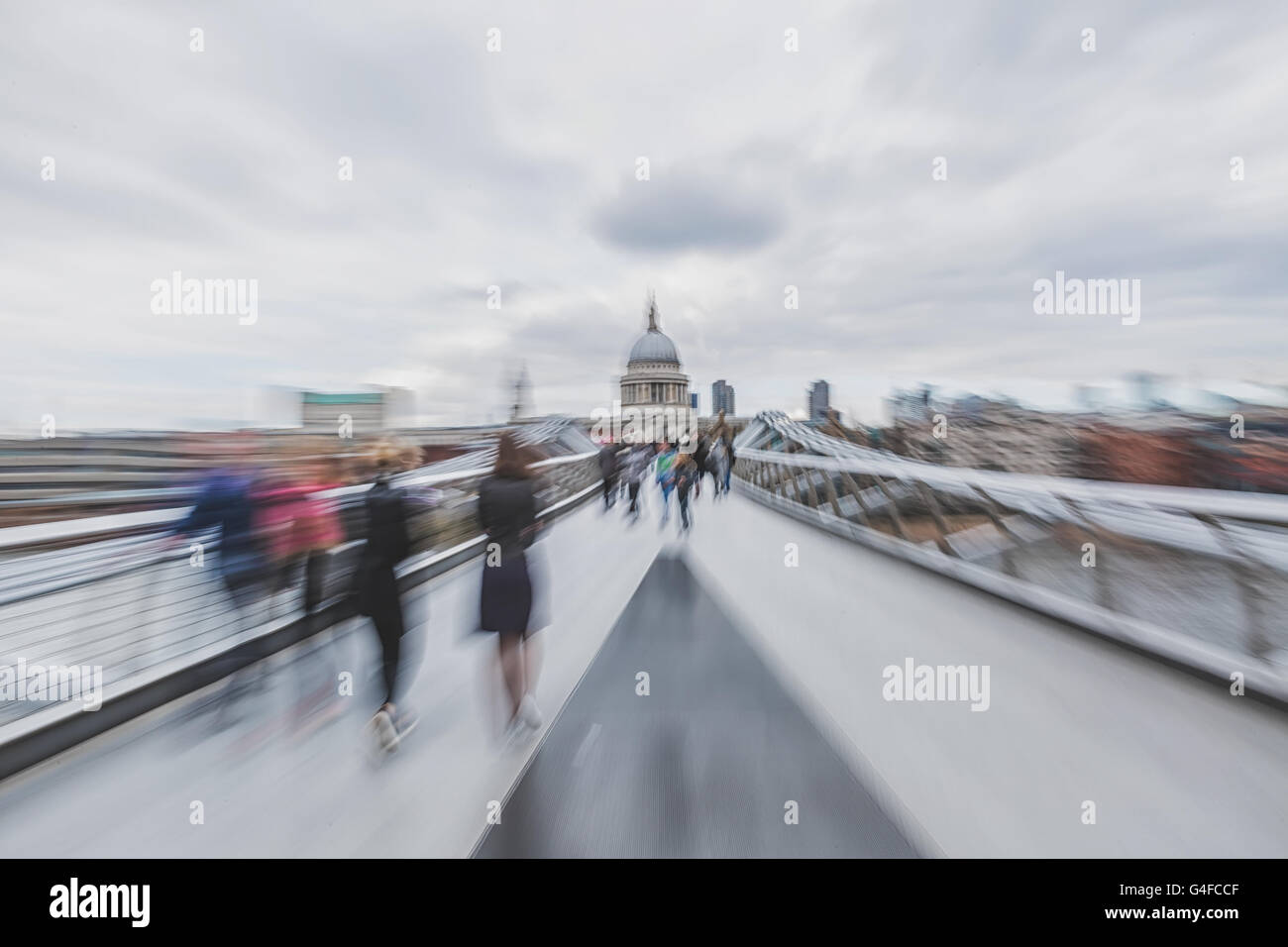Aprile 2016 - Londra, Inghilterra: foto sfocata di persone che attraversano Millenium Footbridge Foto Stock