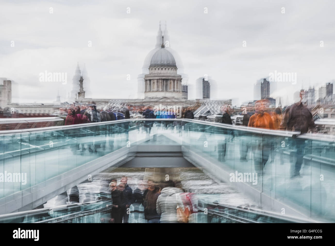 Aprile 2016 - Londra, Inghilterra: foto sfocata di persone che attraversano Millenium Footbridge Foto Stock