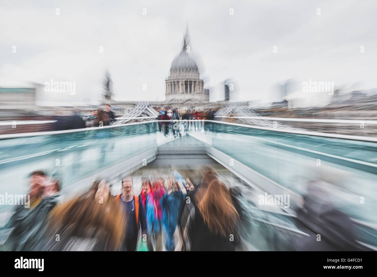 Aprile 2016 - Londra, Inghilterra: foto sfocata di persone che attraversano Millenium Footbridge Foto Stock