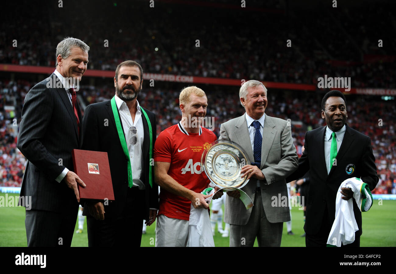 Paul Scholes (centro) del Manchester United accettando un trofeo prima dell'inizio della sua partita testimonial insieme al Chief Executive David Gill, Eric Cantona, al manager Sir Alex Ferguson e Pele Foto Stock