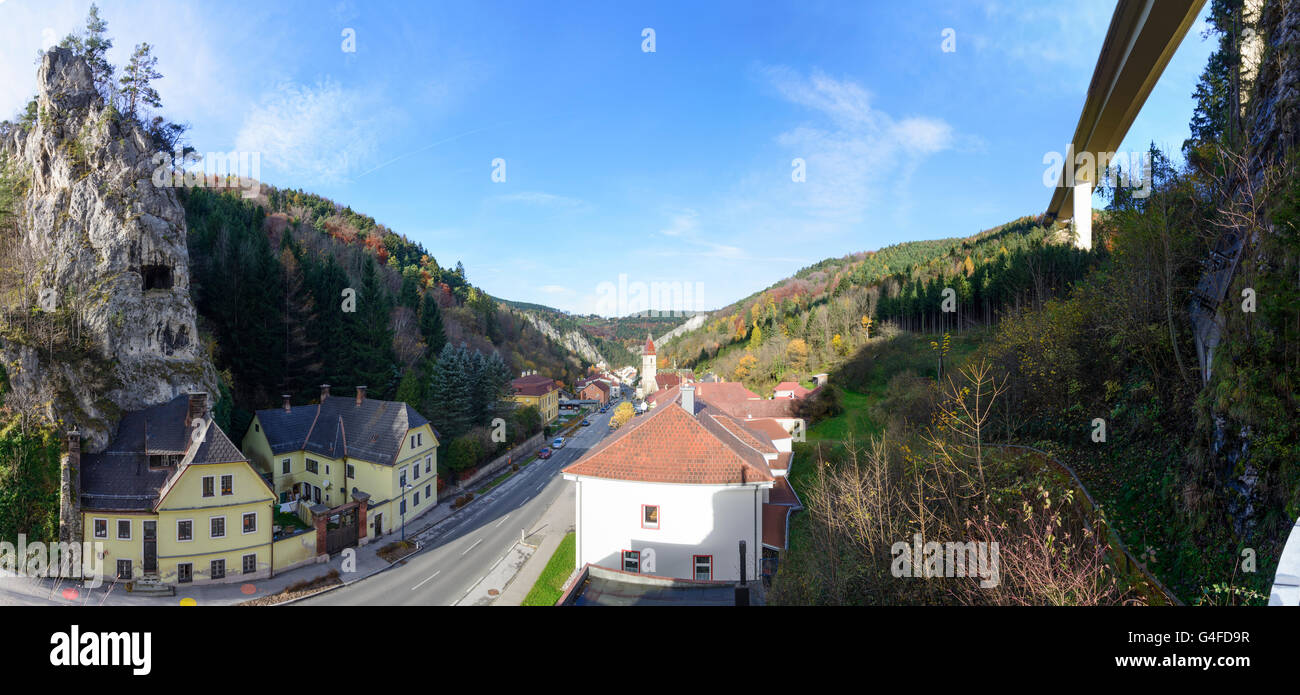 Villaggio Schottwien con la chiesa parrocchiale e il viadotto Schottwien della superstrada S6, Austria, Niederösterreich, Aust inferiore Foto Stock