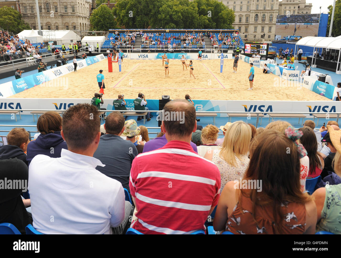 Vista generale dell'arena durante la fase preliminare della FIVB Beach Volleyball International a Horse Guards Parade, Londra. Foto Stock