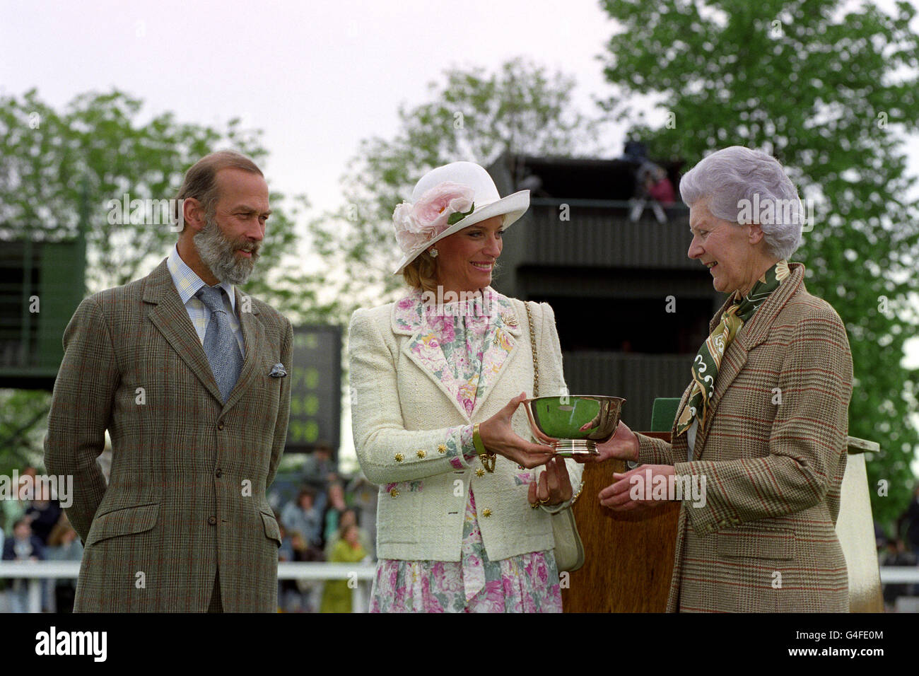 Il Principe e la Principessa Michael of Kent presentano il trofeo vincente a Miss AV Hill, proprietario di paga omaggio che ha vinto i Sparks Jubilee handicap Stakes Foto Stock