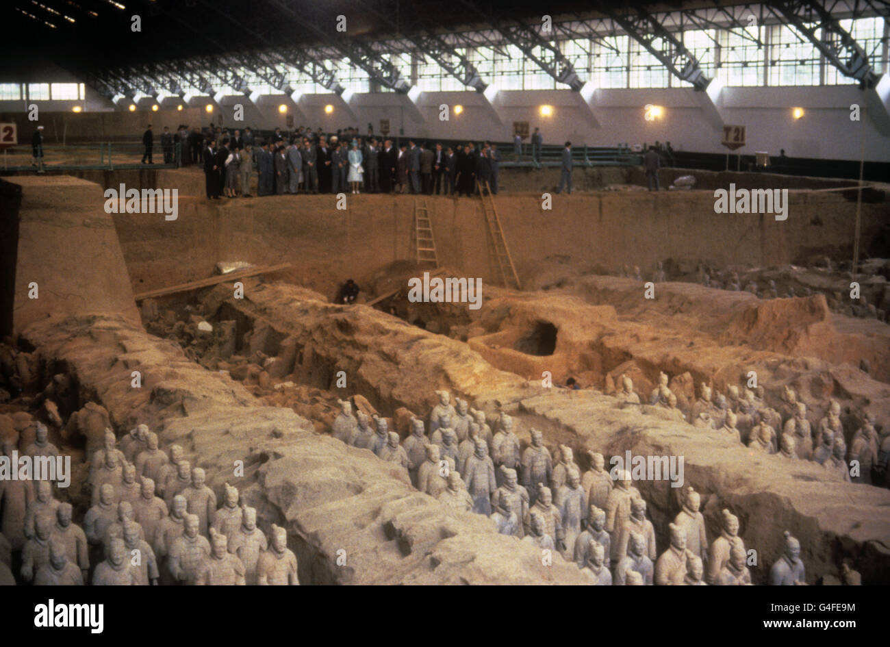 La regina Elisabetta II e il duca di Edimburgo guardano mentre gli scavi continuano nel luogo dell'antico esercito dei guerrieri di terracotta che tiene la guardia simbolica sopra la tomba del primo imperatore Qin. Foto Stock