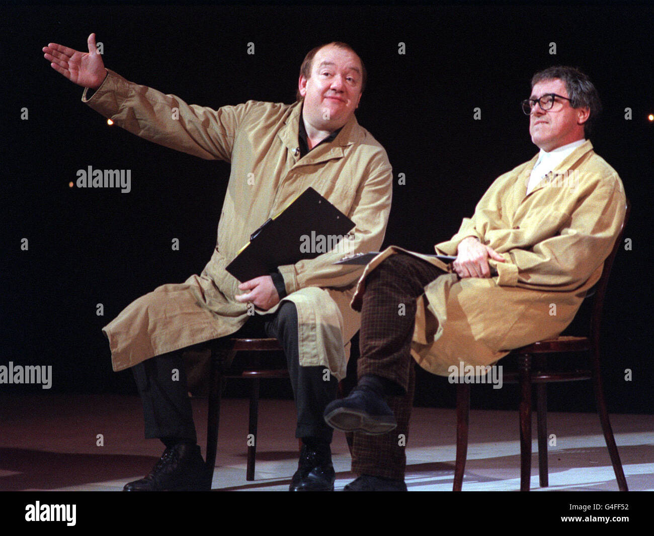 I COMICI MEL SMITH (A SINISTRA) E GRIFF RHYS JONES SONO SUL PALCO DEL PRINCE'S TRUST COMEDY GALA AL LYCEUM THEATRE DI LONDRA. L'EVENTO HA SEGNATO IL CINQUANTESIMO COMPLEANNO DEL PRINCIPE DI GALLES (14/11/98). 14/06/00: I comici Smith e Jones sono destinati a guadagnare circa 23 milioni ciascuno dopo aver venduto la loro società TV TalkBack al gigante dei media Pearson, che stanno pagando 62 milioni per la comany. Foto Stock