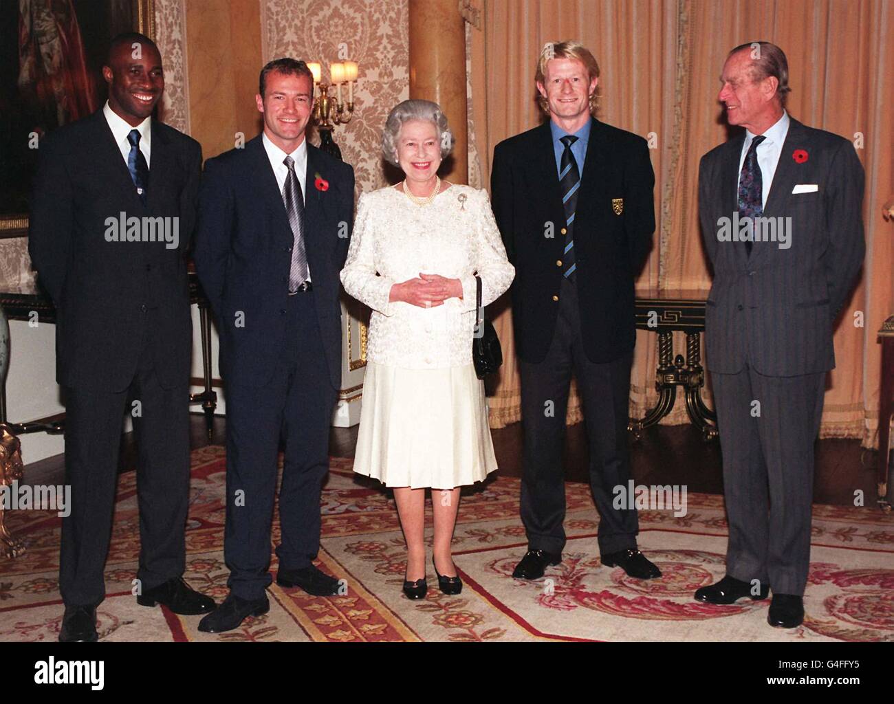 La Regina e Duca di Edimburgo (a destra) incontrano i capitani della squadra della Coppa del mondo (da sinistra) Warren Barrett (Giamaica), Alan Shearer (Inghilterra) e Colin Hendry (Scozia) oggi in un ricevimento a Buckingham Palace (Giovedi). Foto piscina di Fiona Hanson/PA Foto Stock