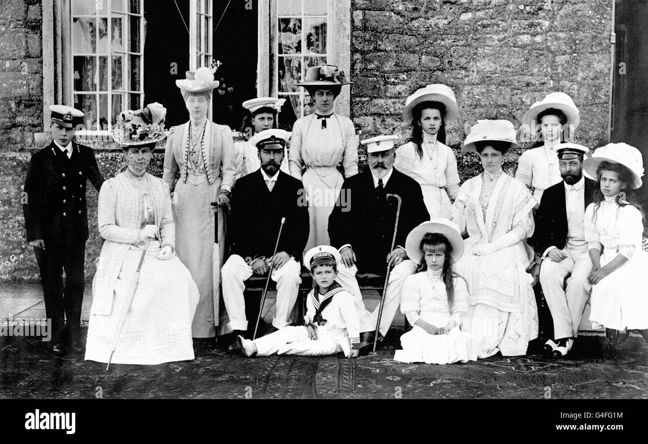 REGINA ALEXANDRA, RE EDOARDO VII, PRINCIPE GIORGIO, REGINA MARIA, PRINCIPE DI GALLES, PRINCIPESSA MARIA, LO ZAR E LA CZARINA DI RUSSIA, IL CZARAVITCH DI RUSSIA E LE GRANDI DUCHESSE RUSSE DURANTE LA REGATA DELLA SETTIMANA DEI COWES. C1910. Foto Stock