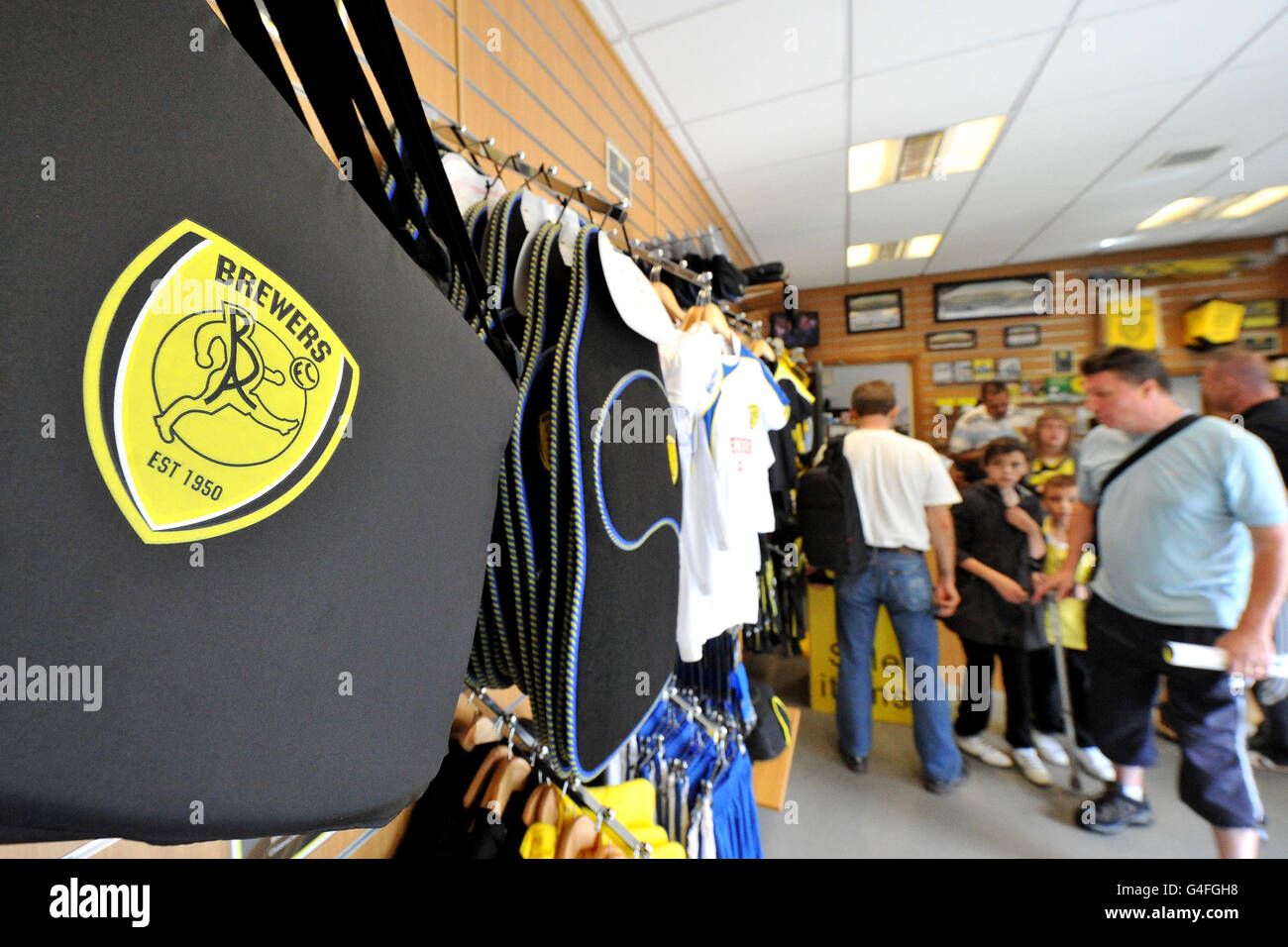 Calcio - Npower Football League Two - Burton Albion v Shrewsbury Town - Pirelli Stadium. Clienti all'interno del Burton Albion's Club Shop Foto Stock