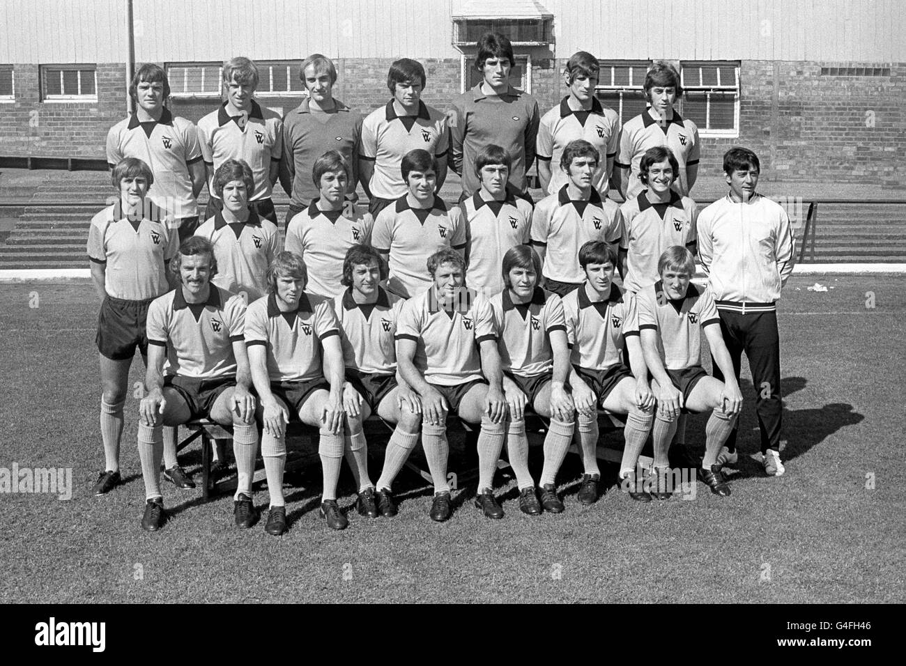 Wolverhampton Wanderers squadra per la stagione 1971-72. (Indietro l-r) Hugh Curran, Bertie Lutton, John Oldfield, Frank Munro, Phil Parkes, Dave Woodfield e Danny Hegan. (riga centrale l-r) Les Wilson, Bernard Shaw, Paul Walker, Bobby Gould, John Richards, John Mcalle, Ken Hibbett e Sammy Chung (allenatore). (Prima fila l-r) Derek Dougan, Dave Wagstaff, Mike o'Grady, Mike Bailey, Jim McCalliog, Gerry Taylor e Derek Parkin. Foto Stock