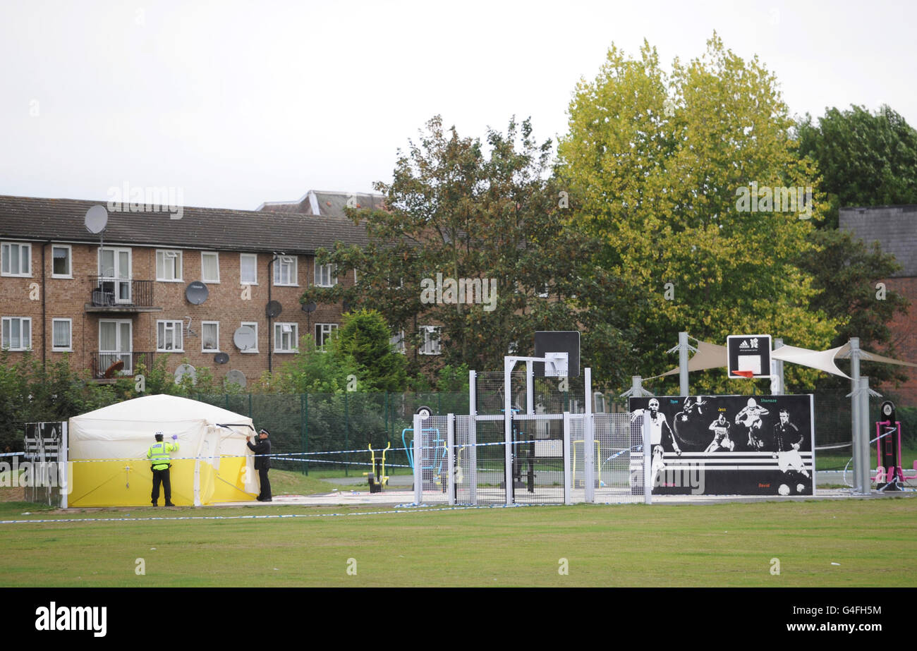 La scena al ponders termina il terreno ricreativo nel nord di Londra dove un ragazzo di 14 anni è stato pugnalato a morte la notte scorsa. Foto Stock