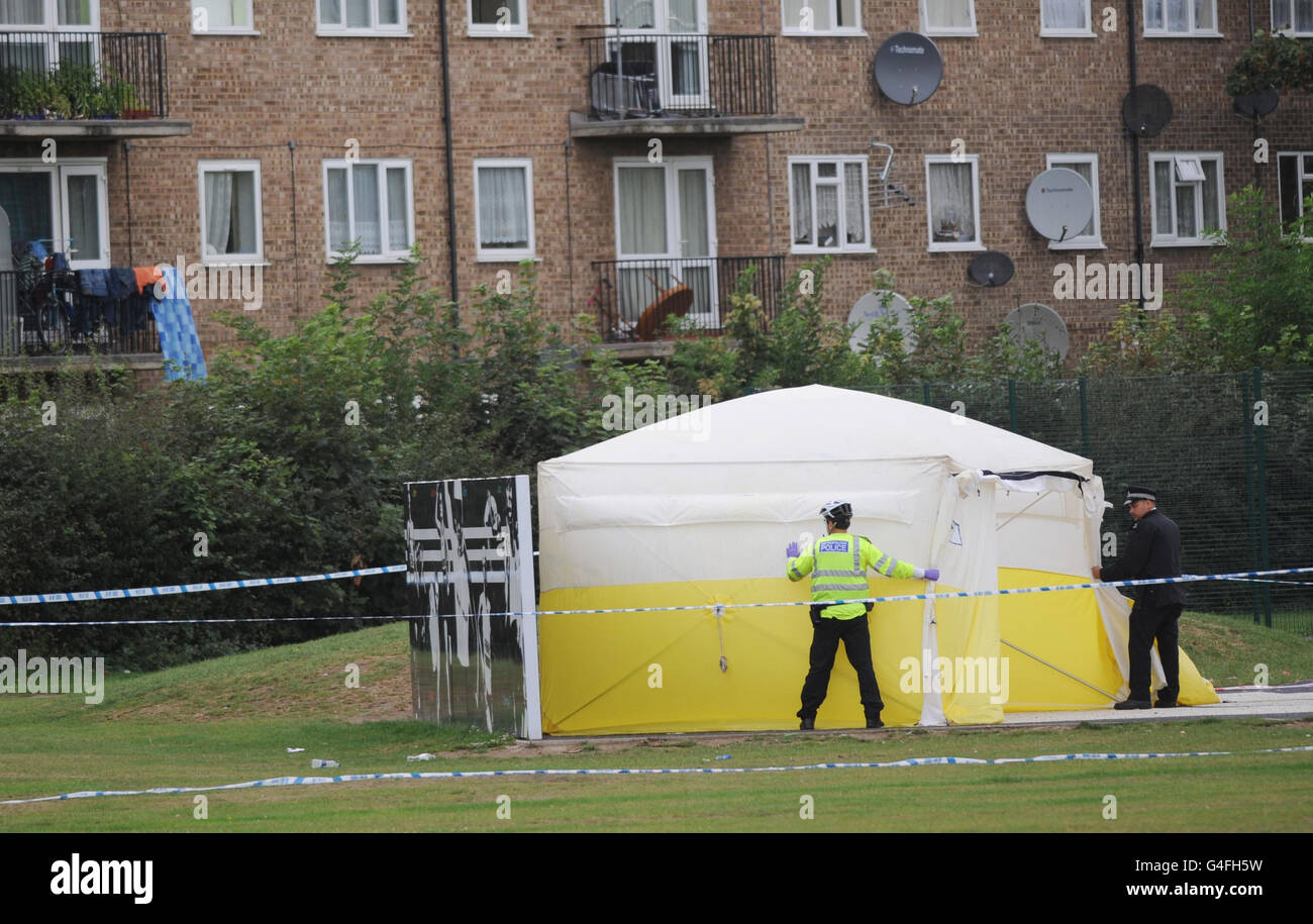 La scena al ponders termina il terreno ricreativo nel nord di Londra dove un ragazzo di 14 anni è stato pugnalato a morte la notte scorsa. Foto Stock