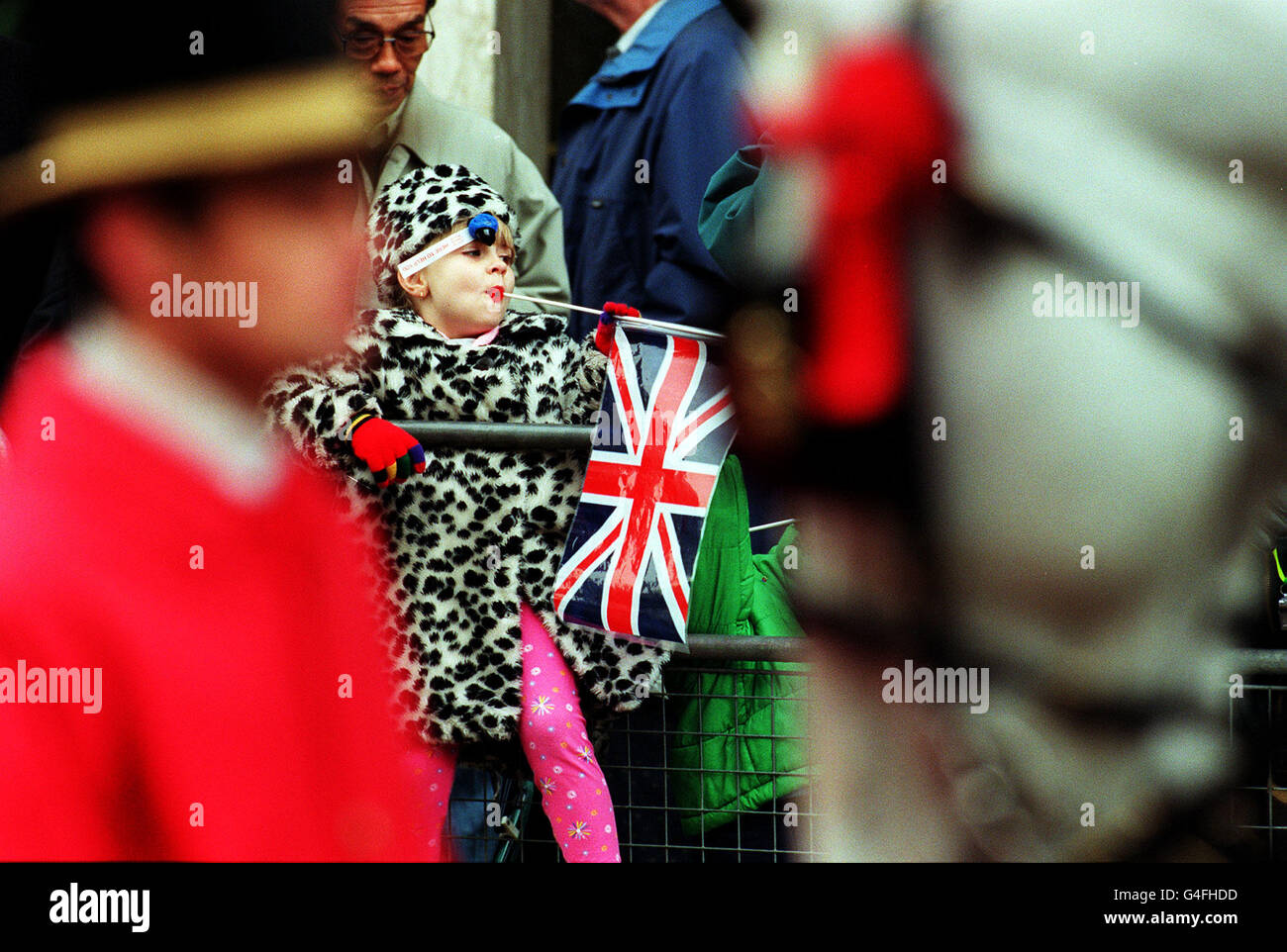 Un bambino guarda il Lord Mayor's Show a Londra oggi (Sabato). Foto di Peter Jordan/PA Foto Stock