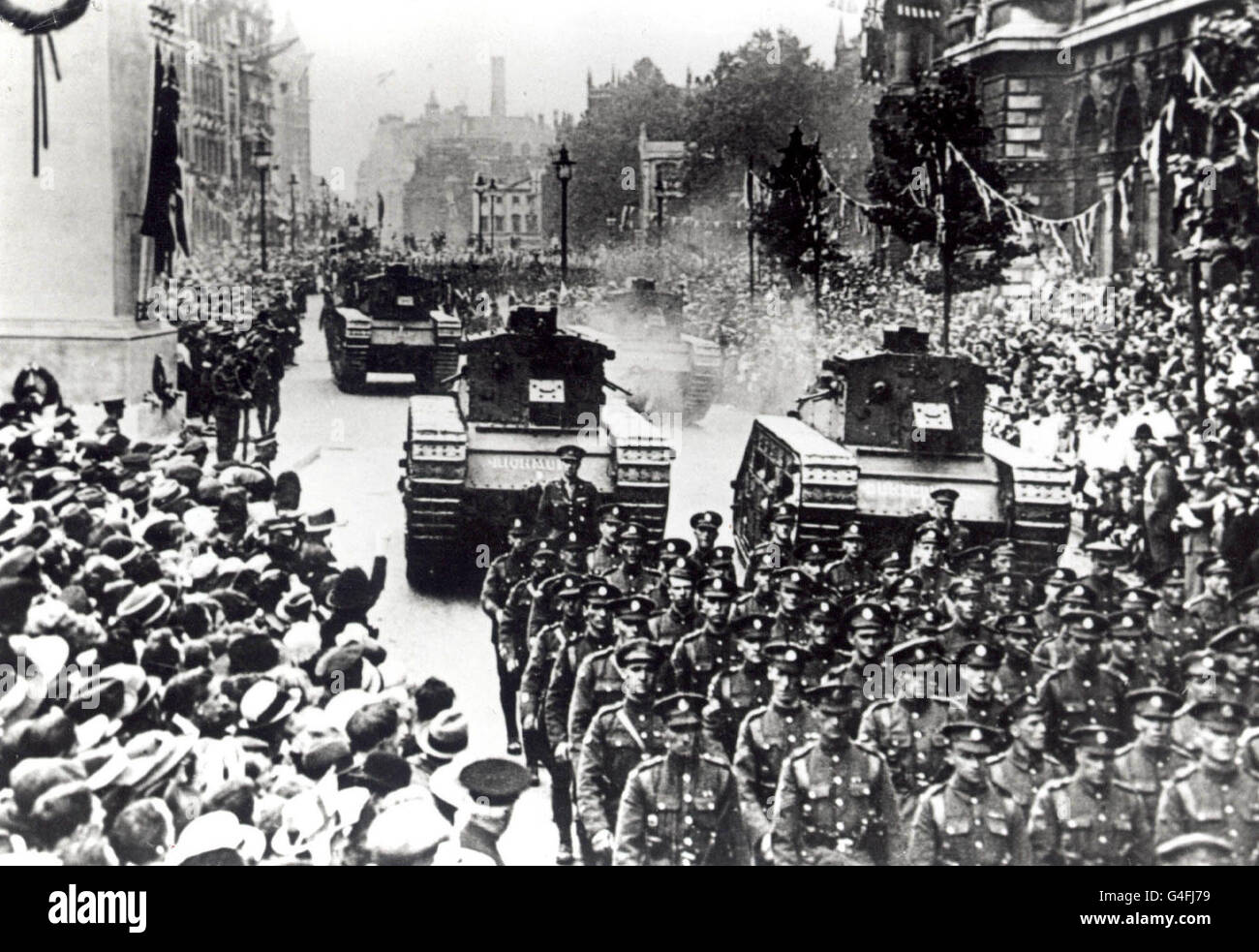 La Victory Parade del 1919 passa giù Whitehall, per segnare la fine della prima guerra mondiale: I carri armati britannici sono stati visti a Whitehall per la prima volta dalla parata, come il Royal Tank Regiment ha tenuto il loro servizio annuale di memoria al Cenotaph oggi (Domenica)./PA Foto Stock