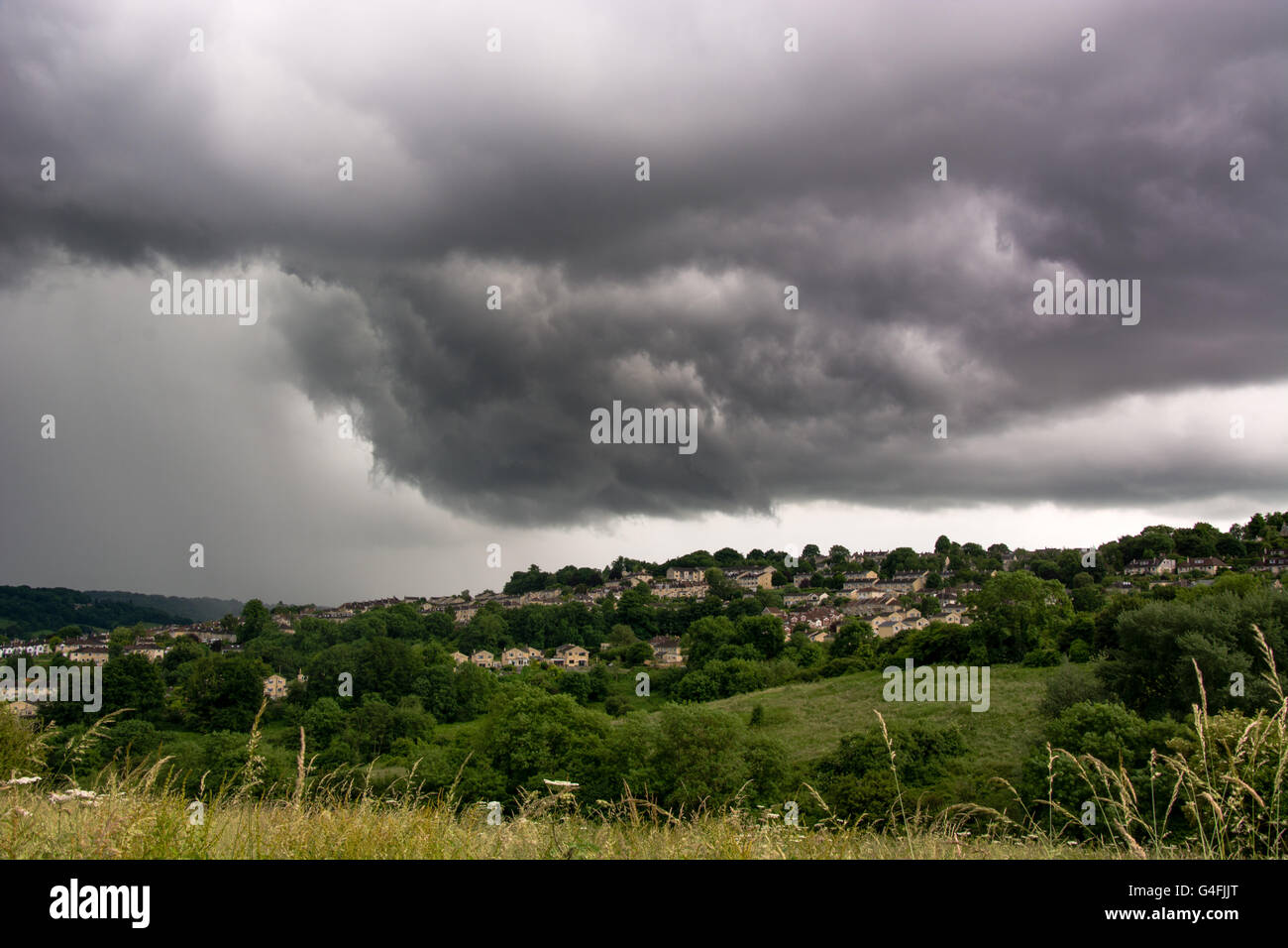 Tempesta estiva nuvole sopra la vasca. Vorticoso thunderclouds scuro sulla città nel Somerset, Regno Unito, portando heavy rain Foto Stock