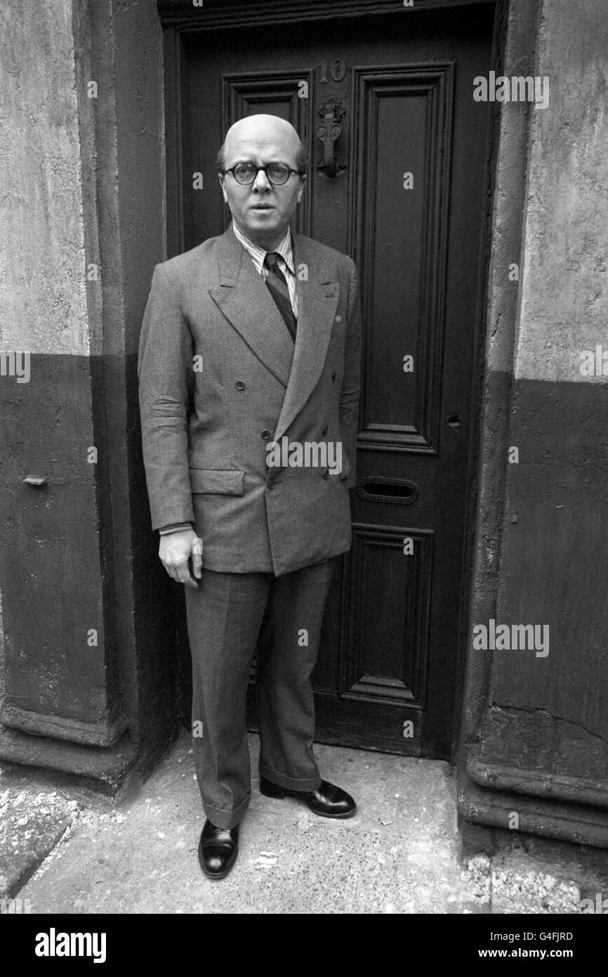 L'attore Richard Attenborough, visitando l'ex n° 10 Rillington Place, Notting Hill, la casa dell'omicida di massa, John Reginald Halliday Christie, che è stato impiccato nel 1953. Attenborough, sotto la veste dell'assassino, sta raffigurando Christie nel film '10 Rillington Place'. Foto Stock