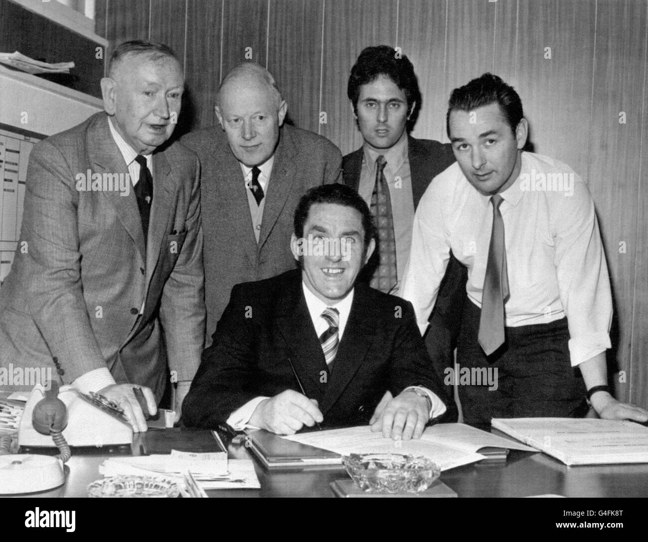 Soccer League Division One - Derby County - Dave Mackay firma per la città di Swindon - massa di baseball Foto Stock