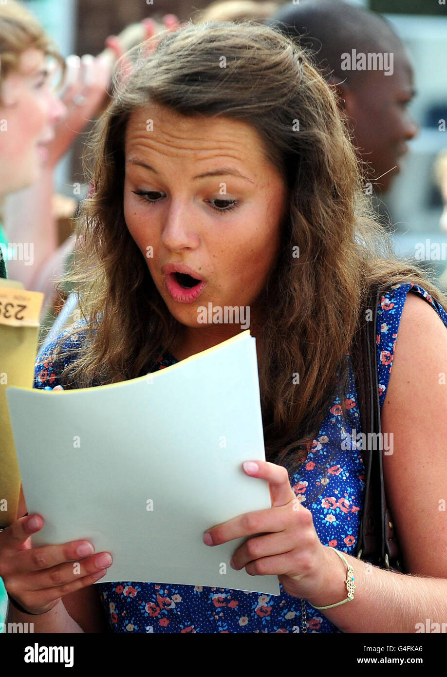 Lucy Gallagher reagisce dopo aver aperto i risultati dell'esame GCSE alla West Bridgeford School di Nottingham. Foto Stock