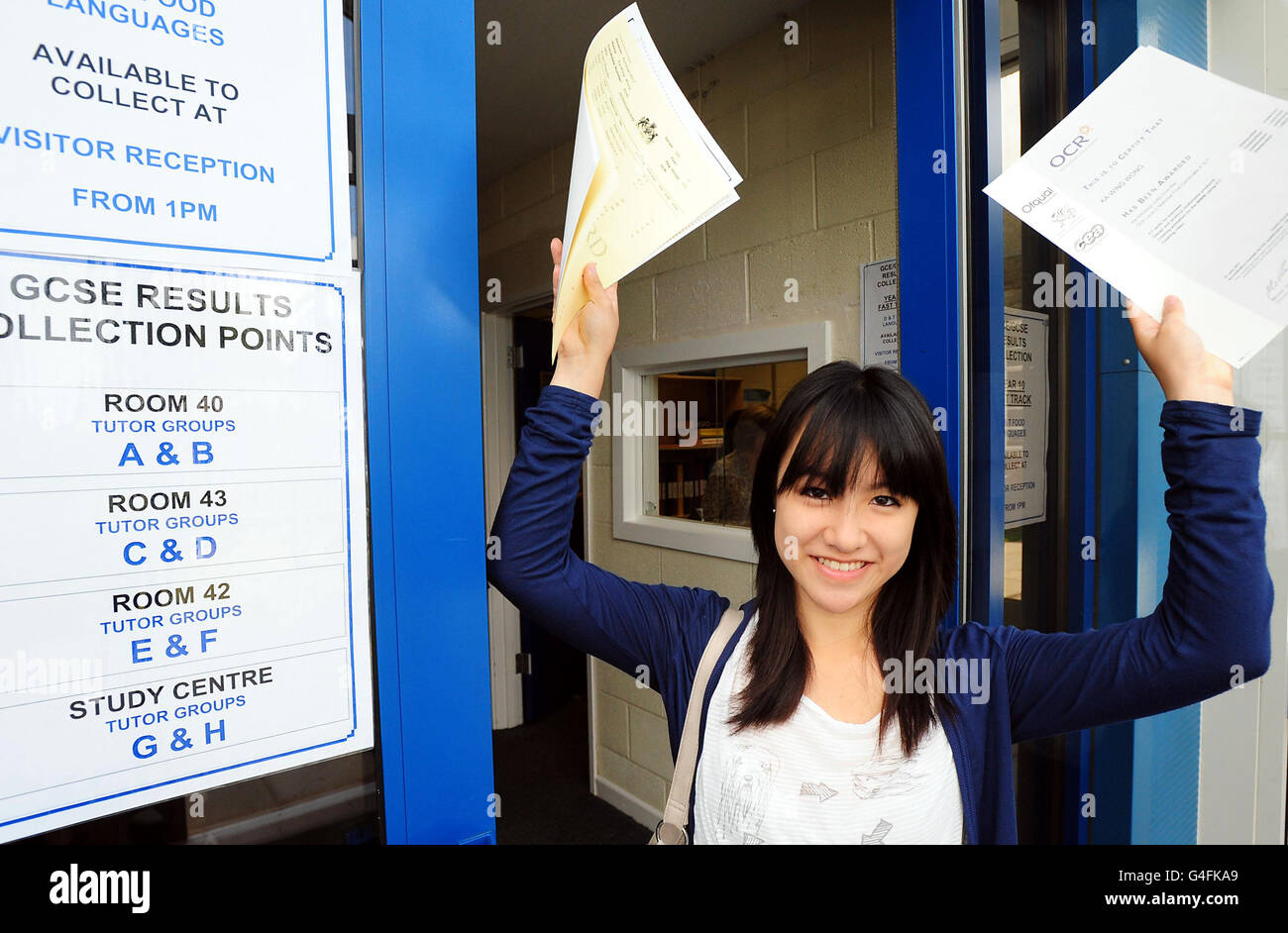 Ka' Wing Wong che ha guadagnato 12A*s e 5A nei suoi risultati di esame GCSE festeggia alla West Bridgeford School, Nottingham. Foto Stock