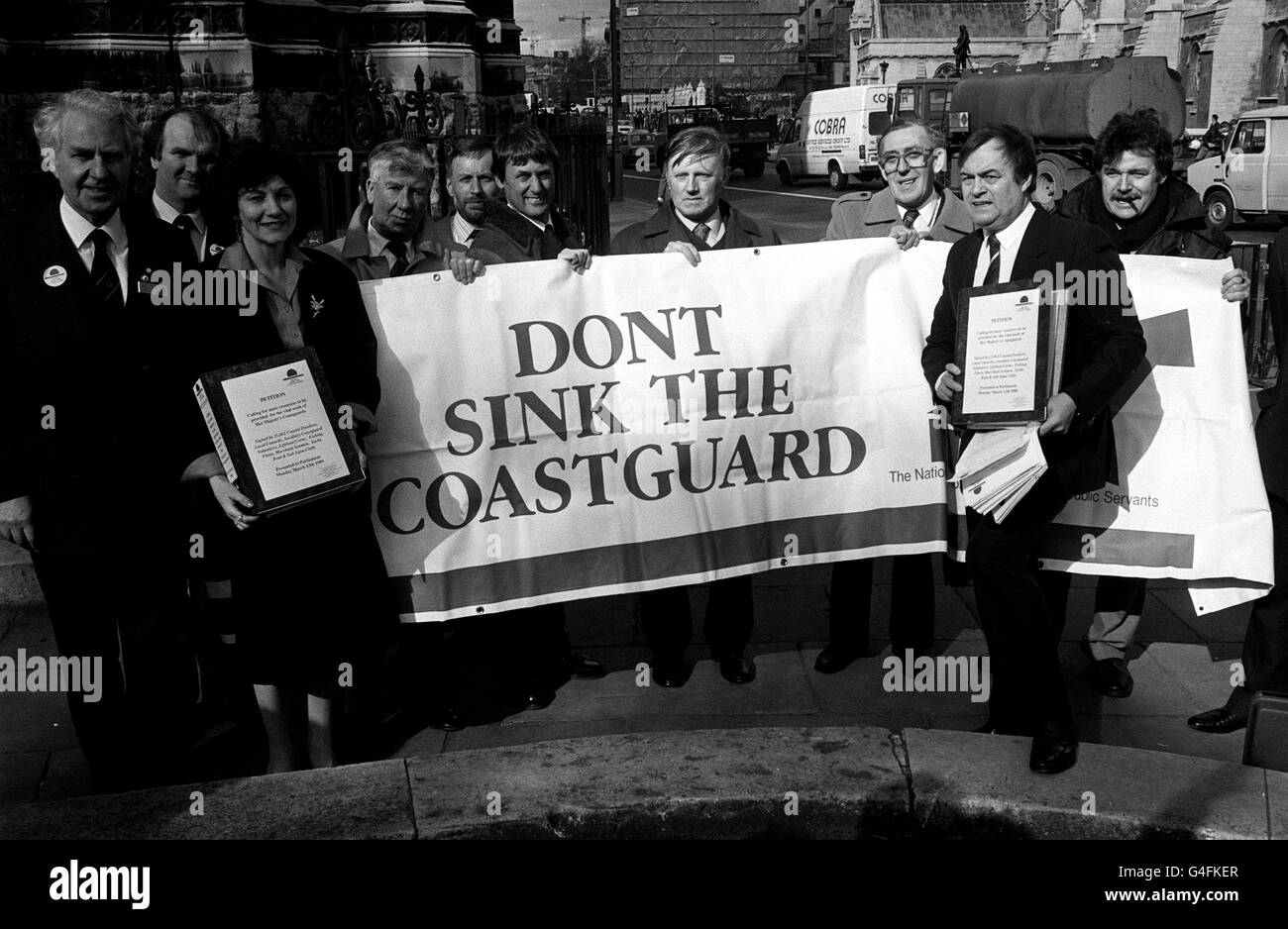 PA NEWS FOTO 13/3/89 Manodopera MP JOAN RUDDOCK (sinistra) e Shadow Segretario dei trasporti John Prescott (destra) riceve una petizione da abitanti costieri al di fuori del Palazzo di Westminster a Londra. Chiamando per la ridondanza di stazioni di guardia costiera IN TUTTO IL PAESE PER ESSERE RIAPERTO Foto Stock