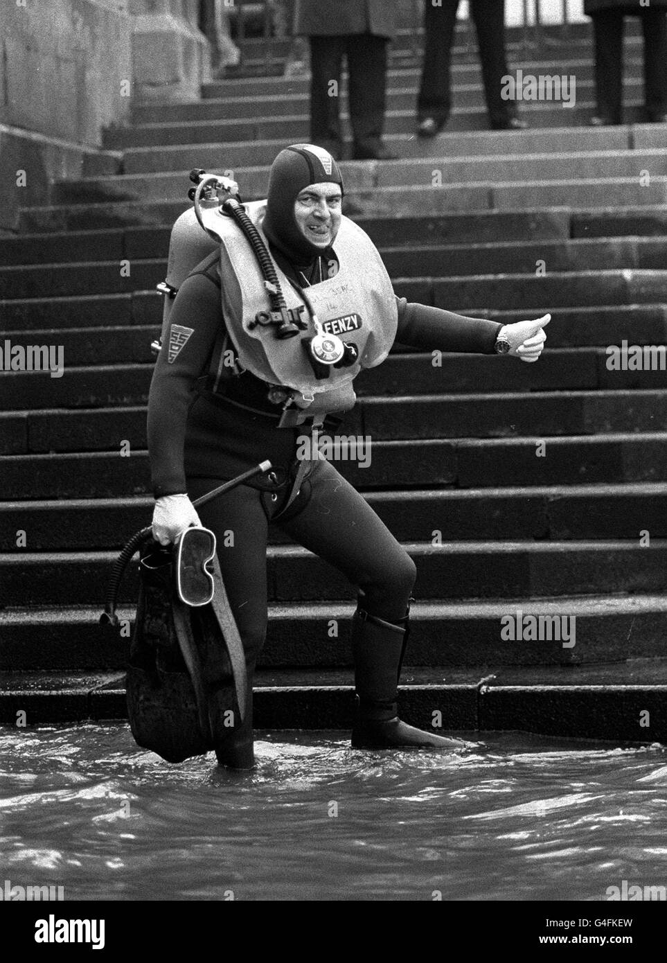 PA NEWS FOTO 15/11/83 John Prescott giunge a riva di Westminster Bridge, Londra dopo il nuoto due miglia lungo il Tamigi da CHELSEA COME PARTE DI UNA PROTESTA CONTRO LA POLITICA DEL GOVERNO DI DUMPING dei rifiuti nucleari in mare Foto Stock