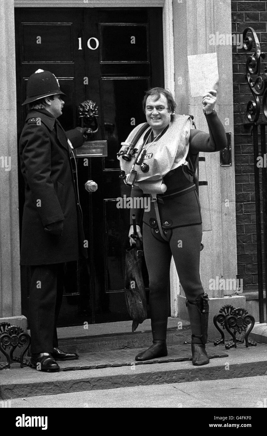 PA NEWS PHOTO 15/11/83 JOHN PRESCOTT A 10 DOWNING STREET PER CONSEGNARE UNA LETTERA A MARGARET THATCHER DOPO AVER NUOTATO PER DUE MIGLIA LUNGO IL TAMIGI DA CHELSEA A WESTMINSTER BRIDGE, LONDRA COME PARTE DI UNA PROTESTA CONTRO LA POLITICA DEL GOVERNO DI SCARICARE RIFIUTI NUCLEARI IN MARE Foto Stock