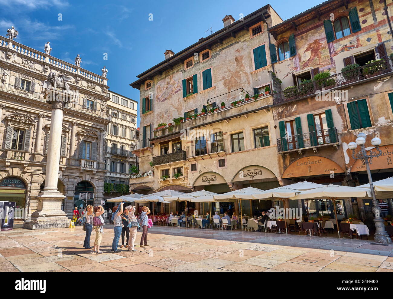 Turistico a Piazza delle Erbe, la città vecchia di Verona, regione Veneto, Italia Foto Stock