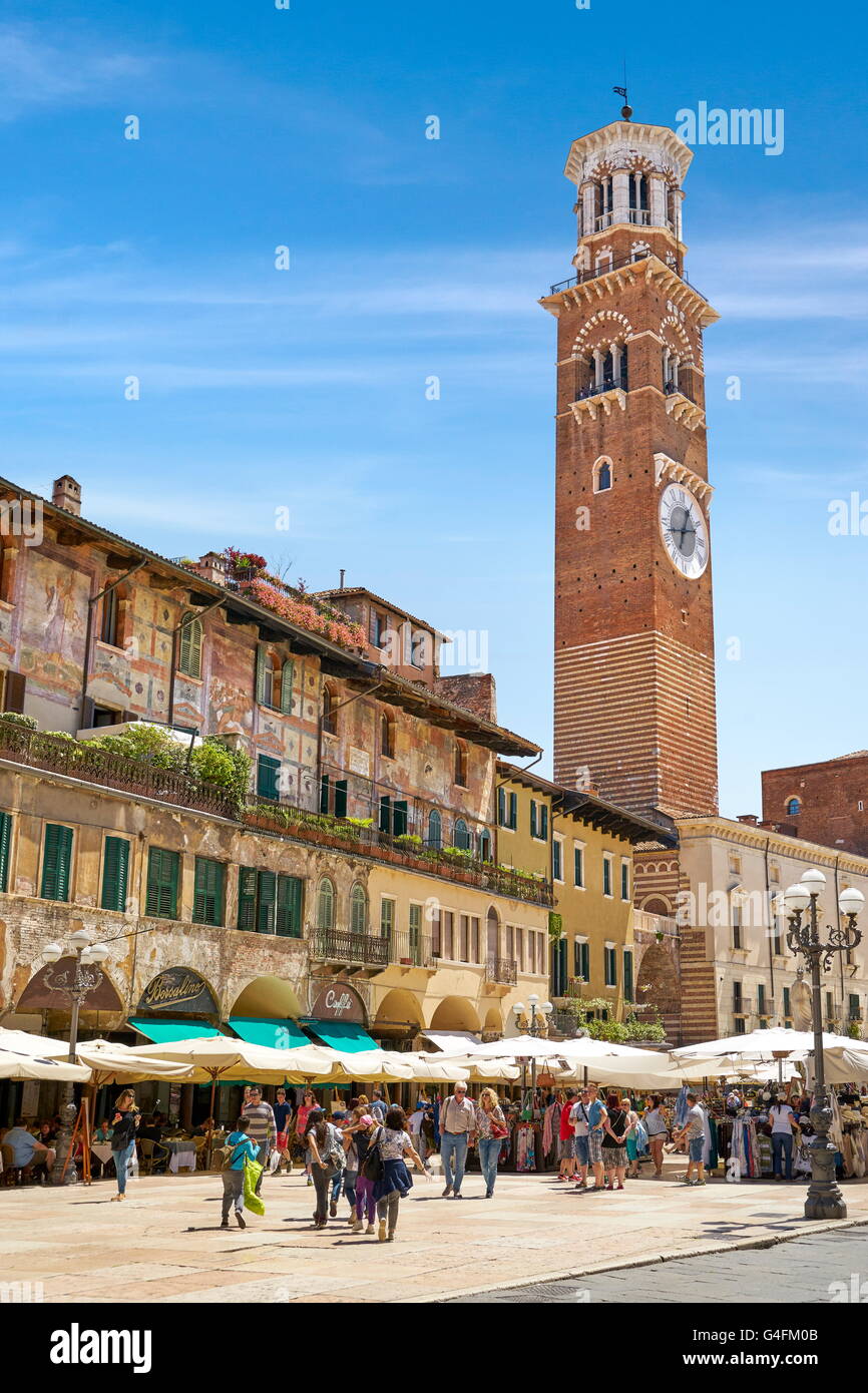 Piazza delle Erbe, la città vecchia di Verona, regione Veneto, Italia Foto Stock