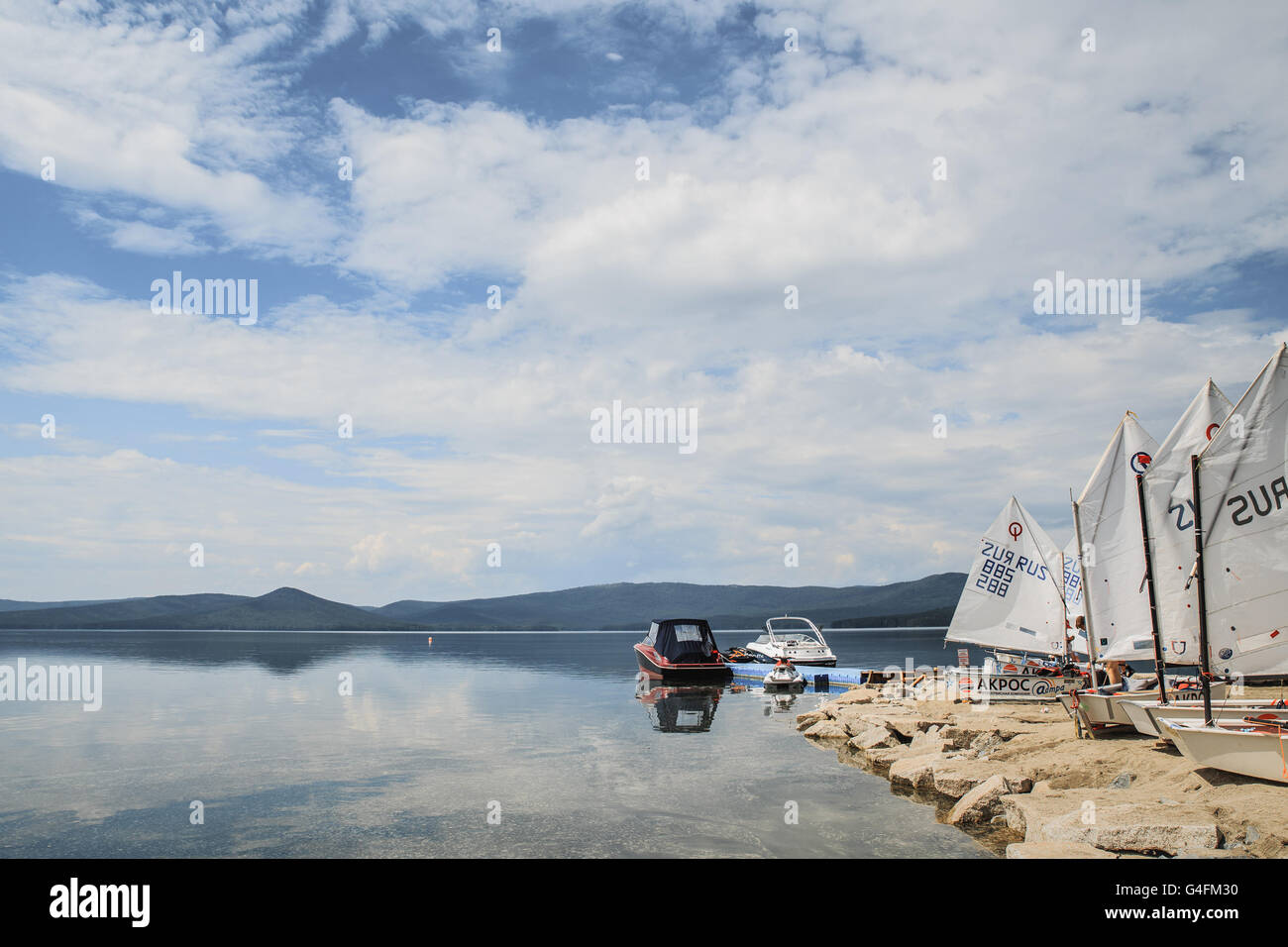 Yachts Optimist permanente sulla banchina sul lago durante la regata di Coppa Fedor Konyukhov Foto Stock