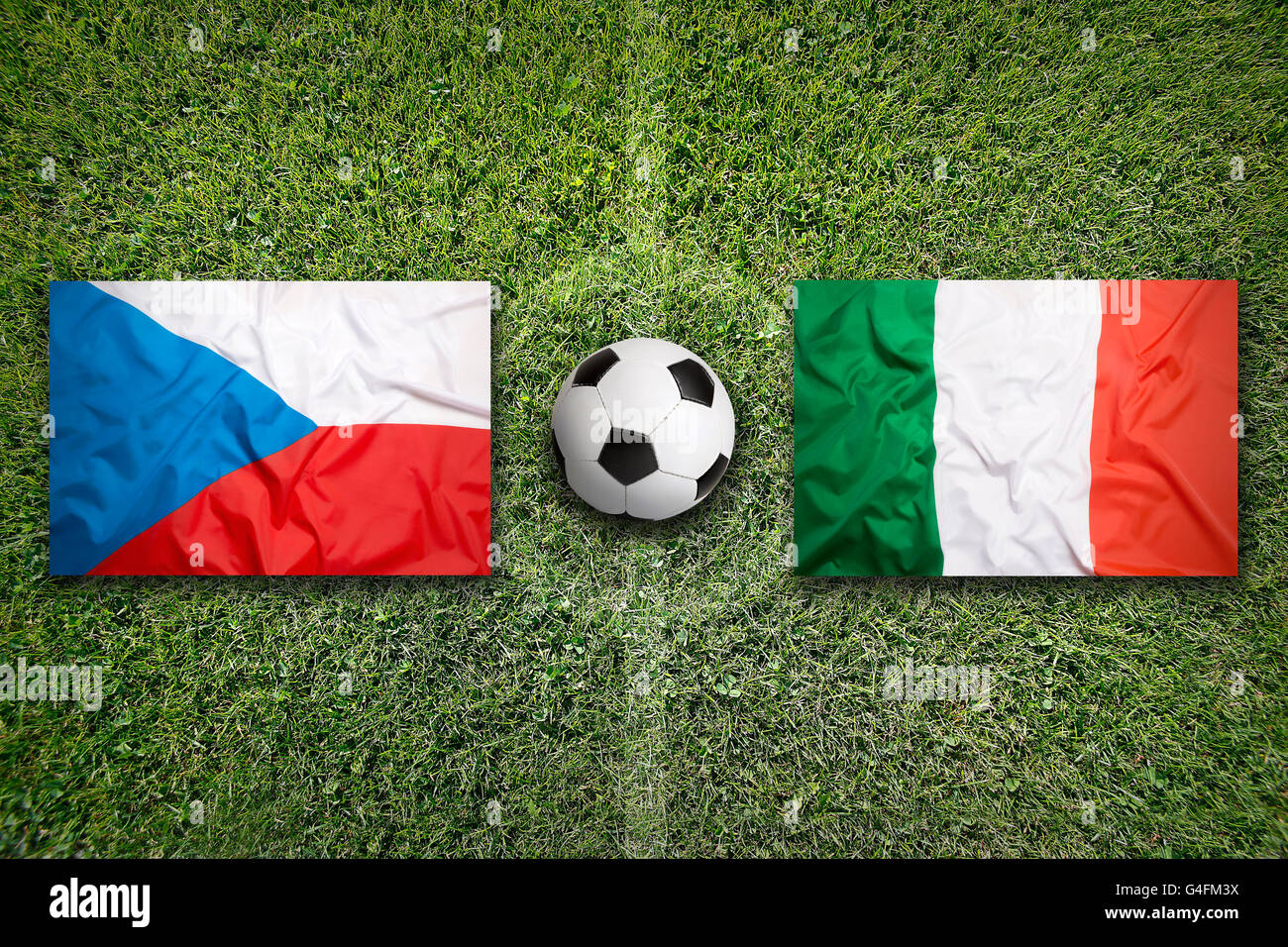 Repubblica ceca vs. Italia bandiere sul verde del campo di calcio Foto Stock