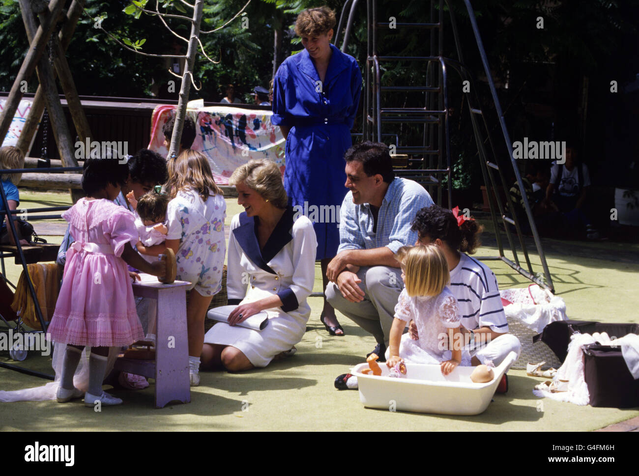 La Principessa di Galles si mette in ginocchio per giocare con i bambini al Barnado's Welfare Center di Auburn, Sydney. Foto Stock