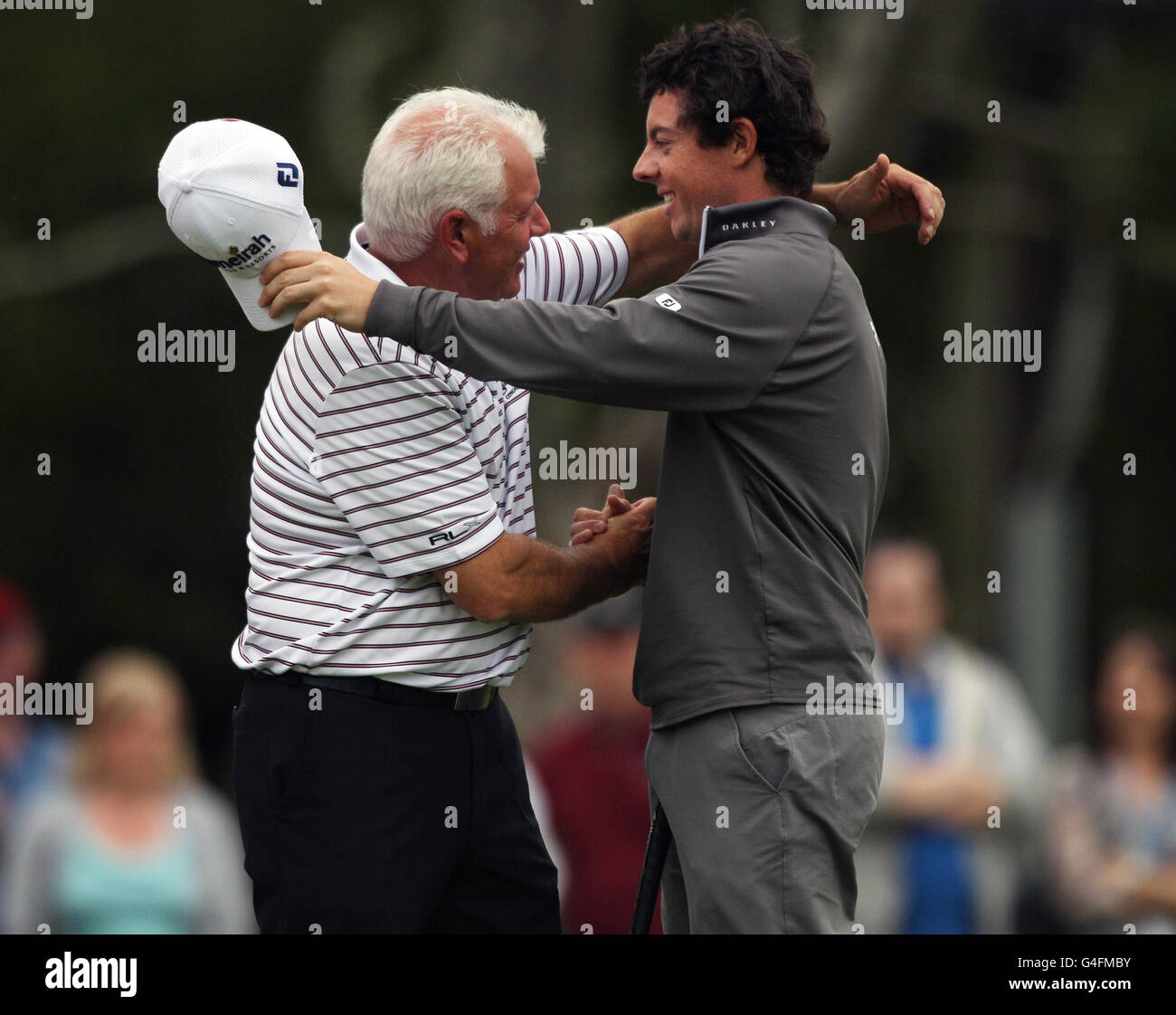 Rory McIlroy (a destra) dell'Irlanda del Nord abbraccia suo padre Gerry sul 18° Potts/PA verde durante il primo giorno dell'Irish Open Pro Am Tournament al Killarney Golf and Fishing Club di Killarney. Foto Stock