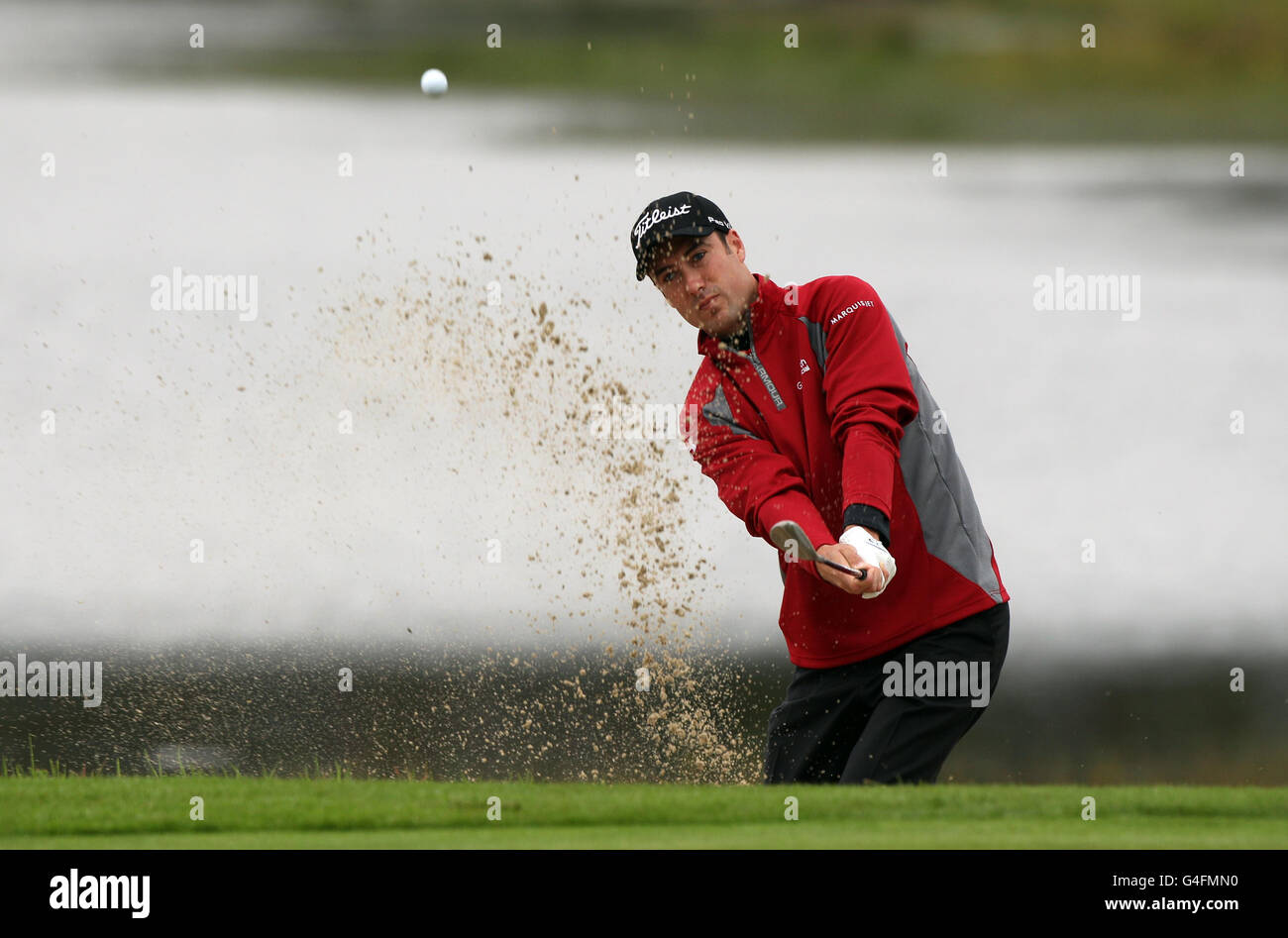 Il Ross Fisher dell'Inghilterra si affaccia sul 1° verde durante il primo giorno dell'Irish Open al Killarney Golf and Fishing Club di Killarney. Foto Stock