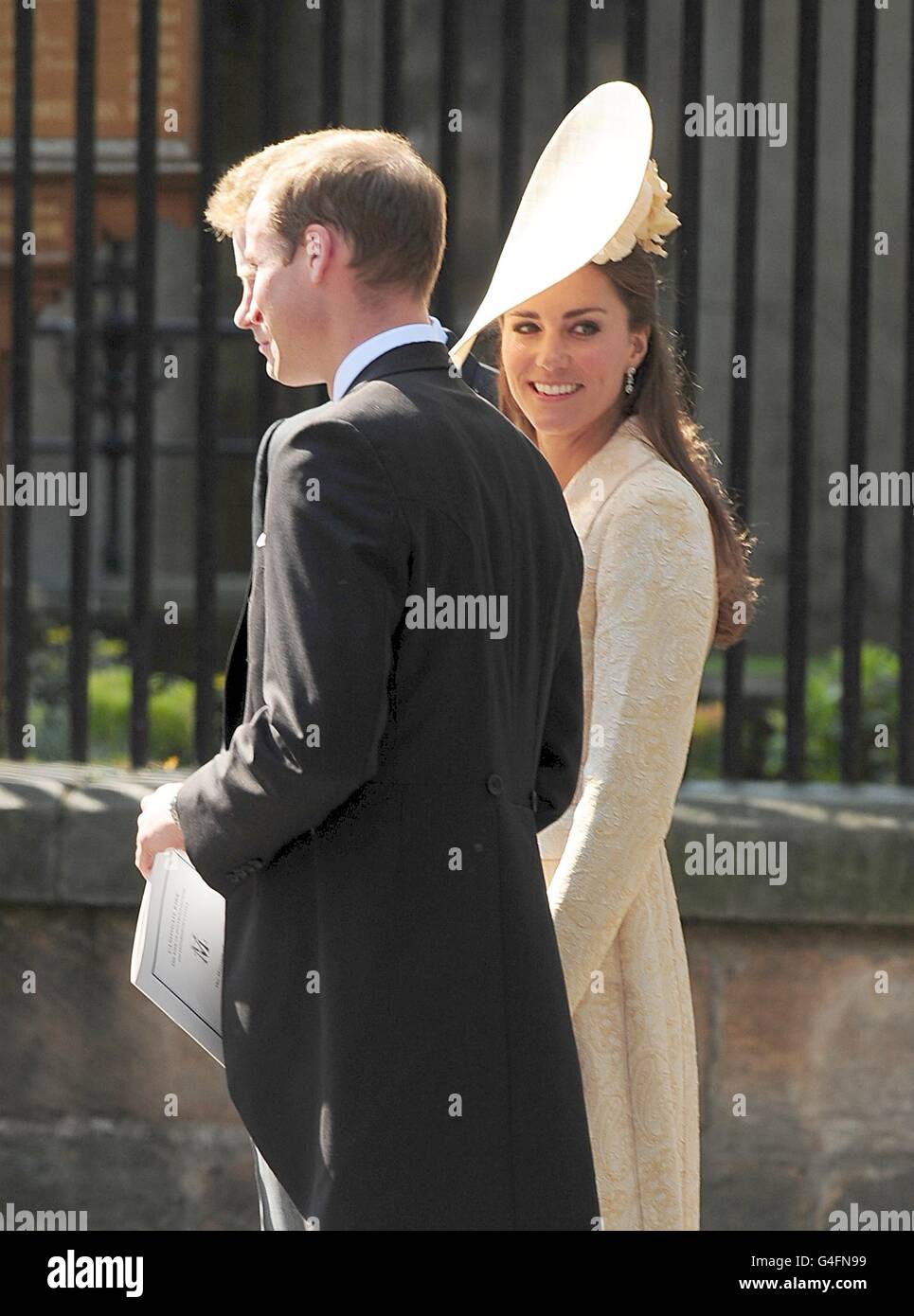 Il Principe Harry, il Principe William, Duca di Cambridge e Caterina, Duchessa di Cambridge, lascia Canongate Kirk sul Royal Mile di Edimburgo dopo il matrimonio di Zara Phillips e Mike Tindall. Foto Stock