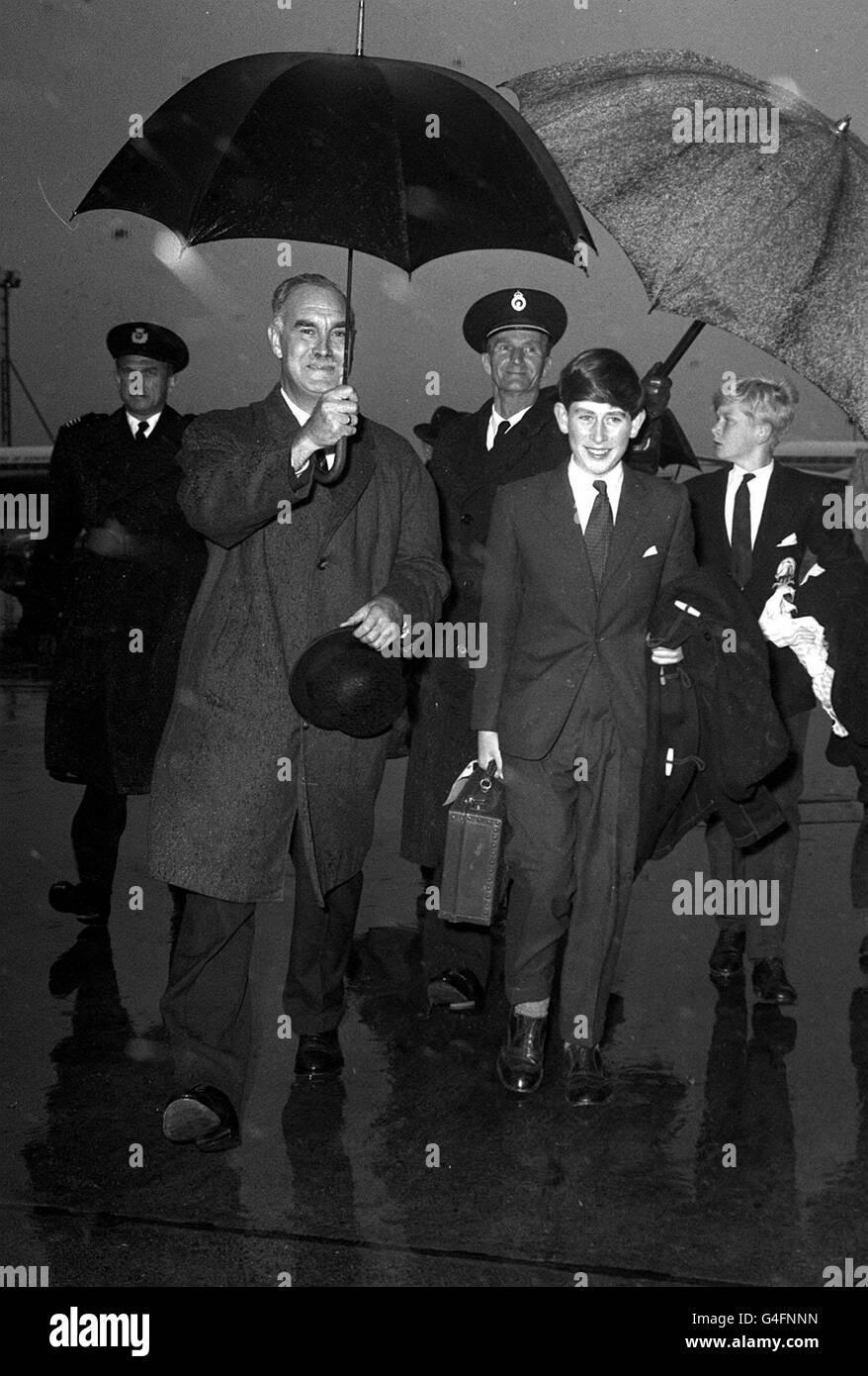 PA NEWS FOTO 26/7/62 IL PRINCIPE DI GALLES a piedi dal BEA "imprenditore il SPECIAL' IN CUI ha volato da RENFREW Airport, da Glasgow a Londra per iniziare le sue vacanze estive dopo il suo primo mandato alla GORDONSTOUN Foto Stock