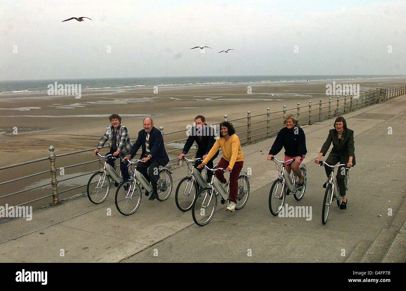 Gli eurodeputati delle East Midlands del Labor pedalano oggi (lunedì) sul lungomare presso il North Pier di Blackpool su biciclette elettriche eco-compatibili Raleigh prodotte presso lo stabilimento di Nottingham. (L-R) Mel Read, Philip Whitehead, John Mann, Valerie Vaz, Angela Billingham e sue Waddington. La lista regionale dei potenziali candidati parlamentari dovrebbe essere confermata domani. Foto di ben Curtis/PA.*EDI* Foto Stock