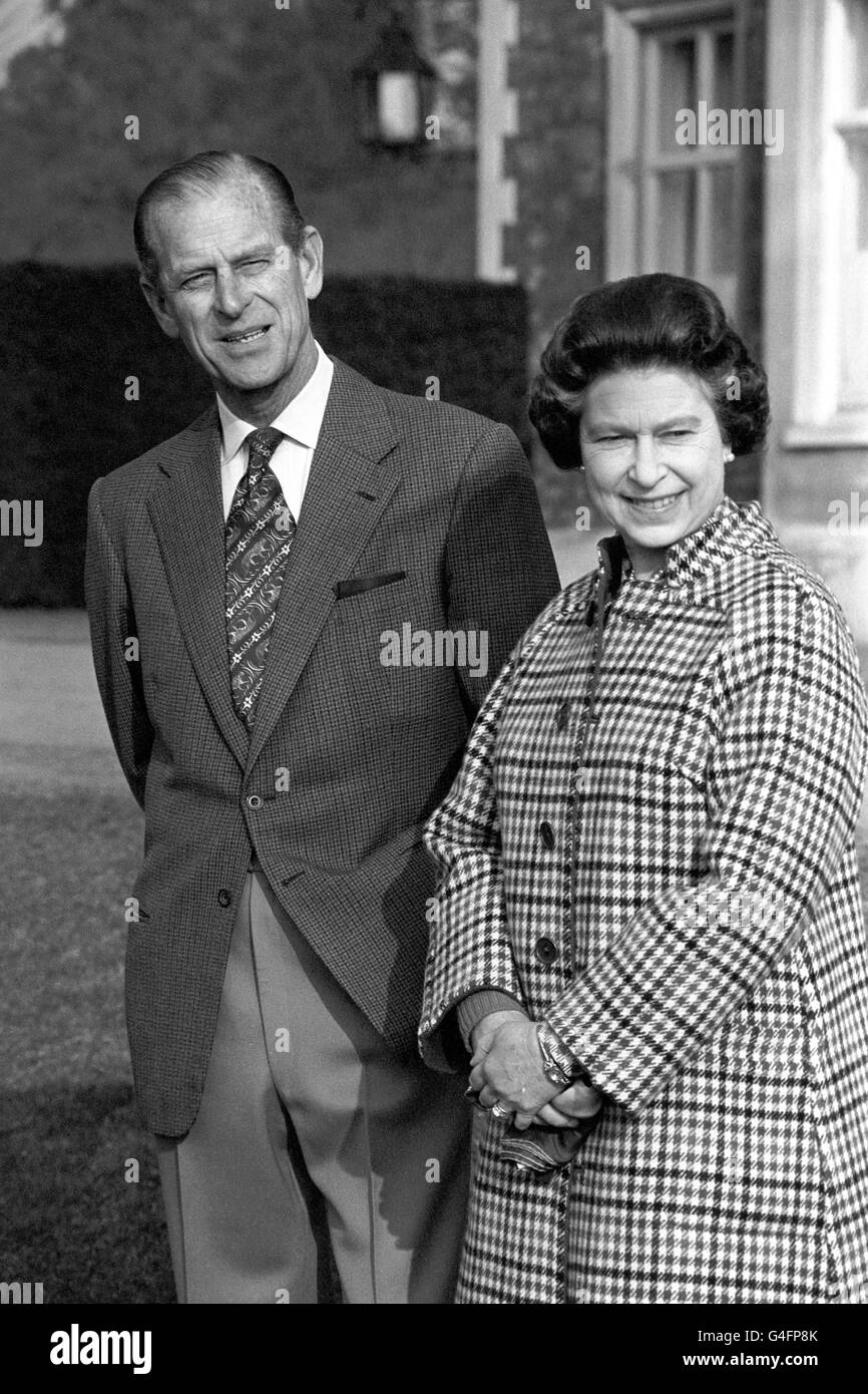 La regina Elisabetta II e il duca di Edimburgo si pongono nei terreni della Sandringham House, Norfolk, per celebrare il 30° anniversario dell'adesione della regina al trono. Foto Stock