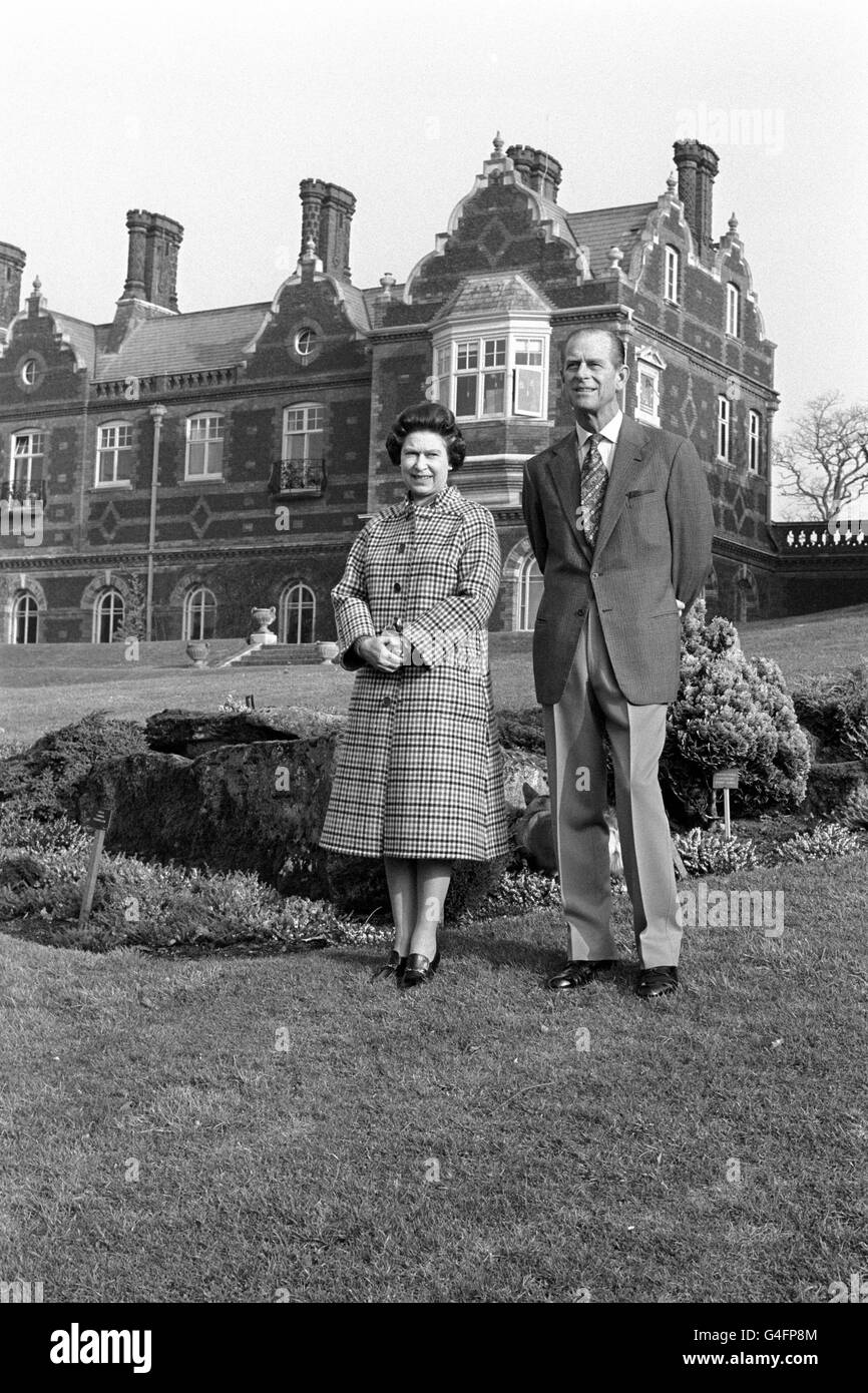 La regina Elisabetta II e il duca di Edimburgo si pongono nei terreni della Sandringham House, Norfolk, per celebrare il 30° anniversario dell'adesione della regina al trono. Foto Stock