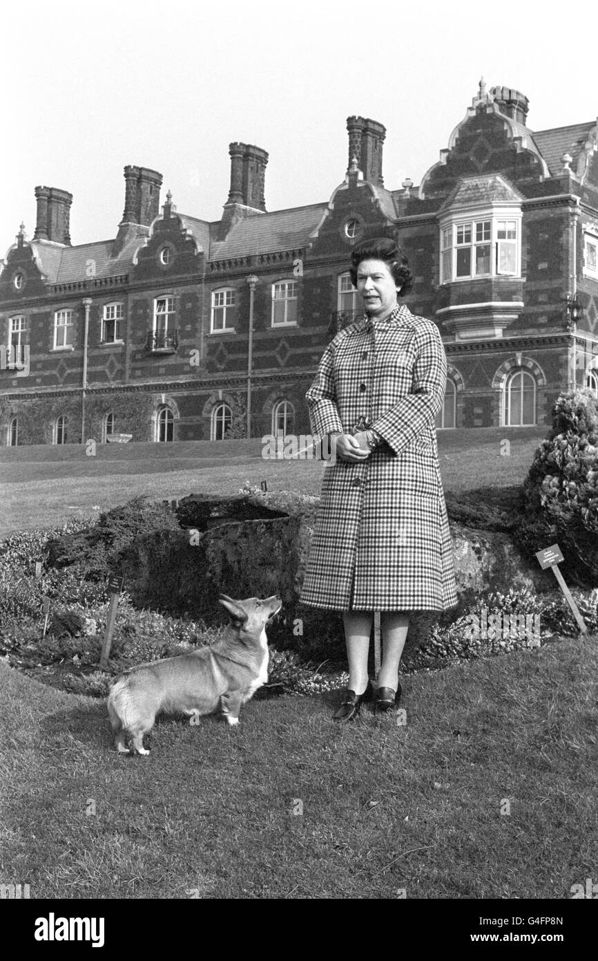 Royalty - Queen Elizabeth II - trentesimo anniversario di adesione - Sandringham Foto Stock