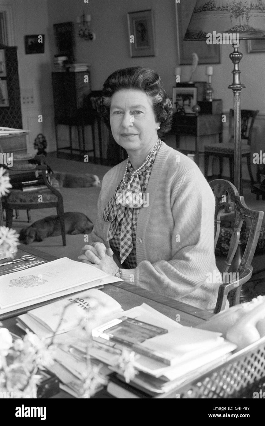 Regina Elisabetta II, alla sua scrivania nello studio della Sandringham House, la sua casa di Norfolk, dove ha segnato il suo trentesimo anniversario di adesione al trono. Foto Stock