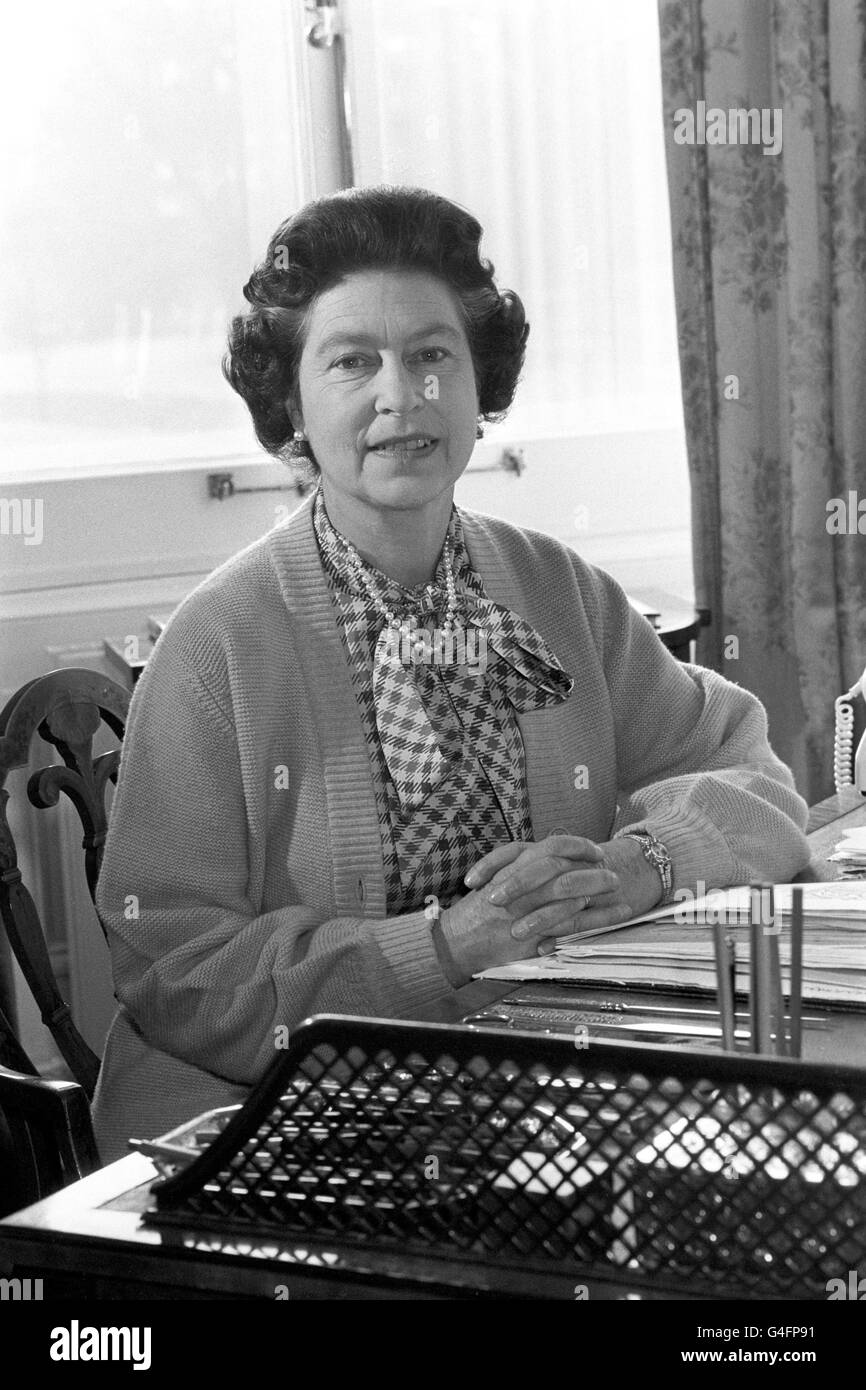 Regina Elisabetta II, alla sua scrivania nello studio della Sandringham House, la sua casa di Norfolk, dove ha segnato il suo trentesimo anniversario di adesione al trono. Foto Stock