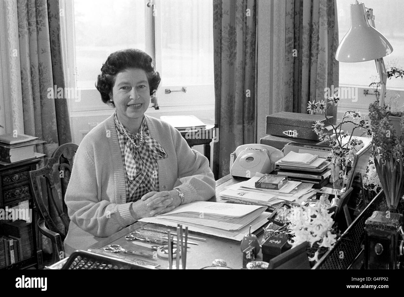 Regina Elisabetta II, alla sua scrivania nello studio della Sandringham House, la sua casa di Norfolk, dove ha segnato il suo trentesimo anniversario di adesione al trono. Foto Stock