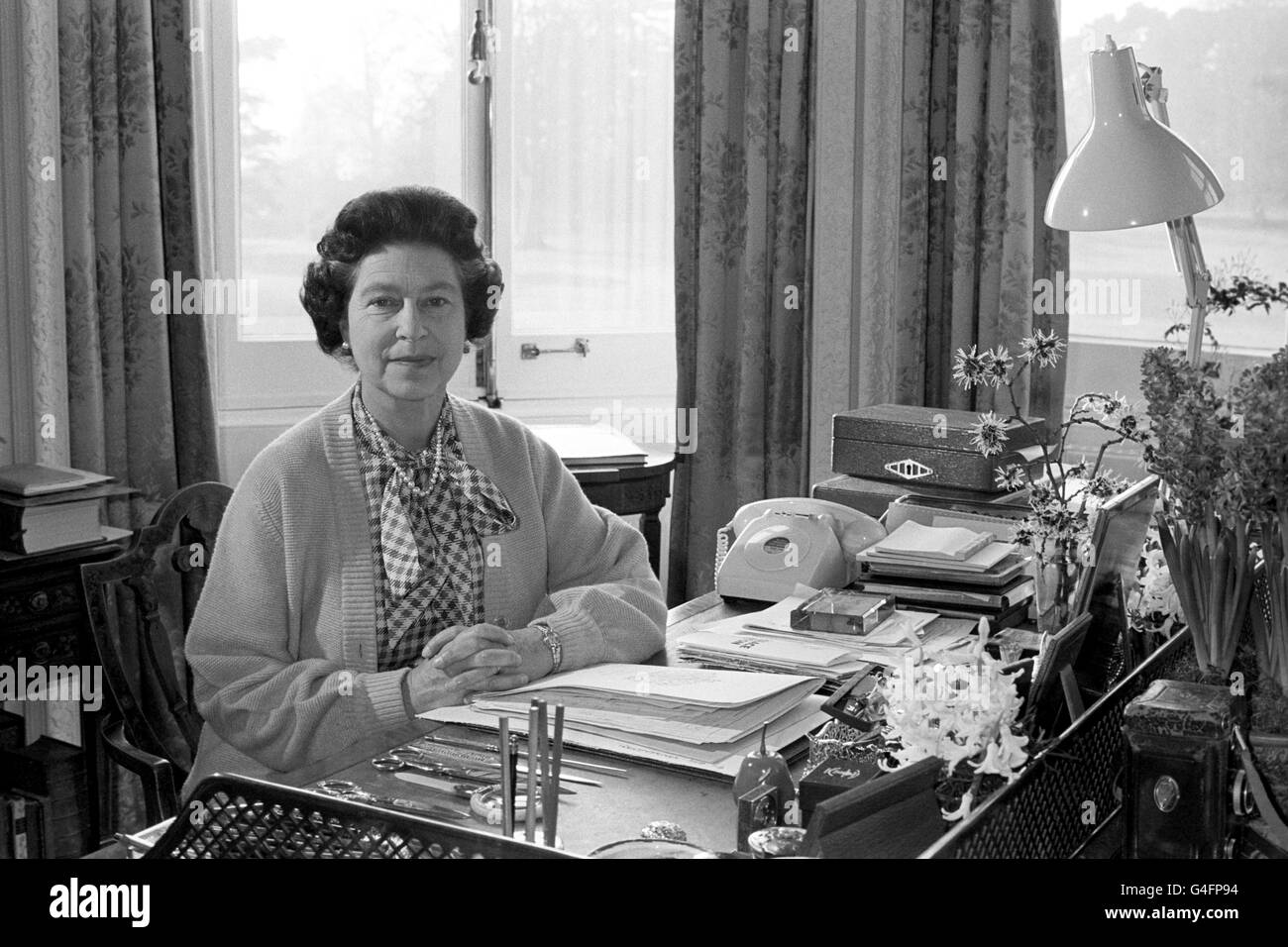 Regina Elisabetta II, alla sua scrivania nello studio della Sandringham House, la sua casa di Norfolk, dove ha segnato il suo trentesimo anniversario di adesione al trono. Foto Stock