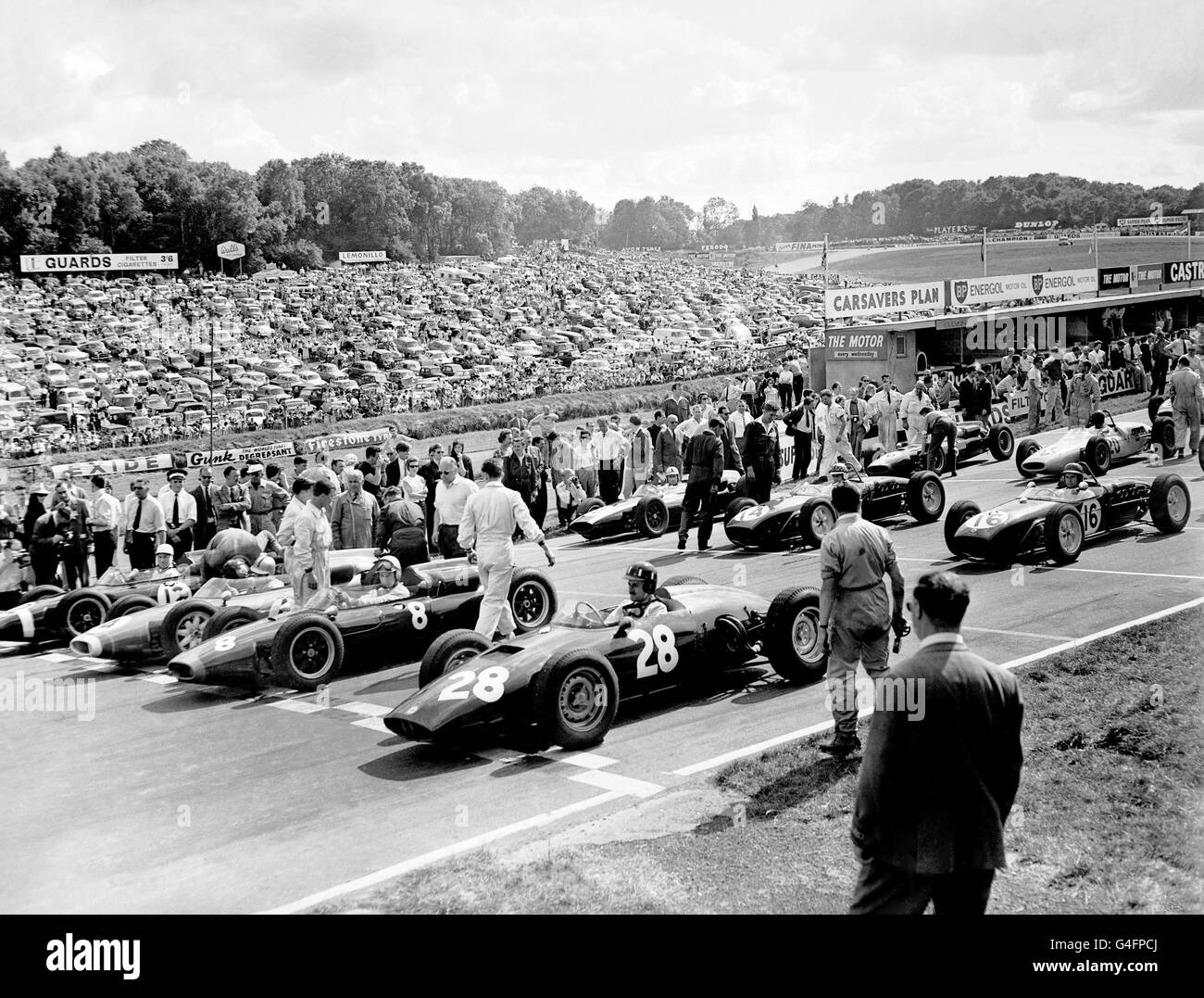 Una visione generale delle vetture schierate sulla griglia di partenza per la gara del Trofeo Guardie. Jack Brabham ha vinto l'evento di Formula Intercontinental in una Cooper alimentata da Climax Foto Stock