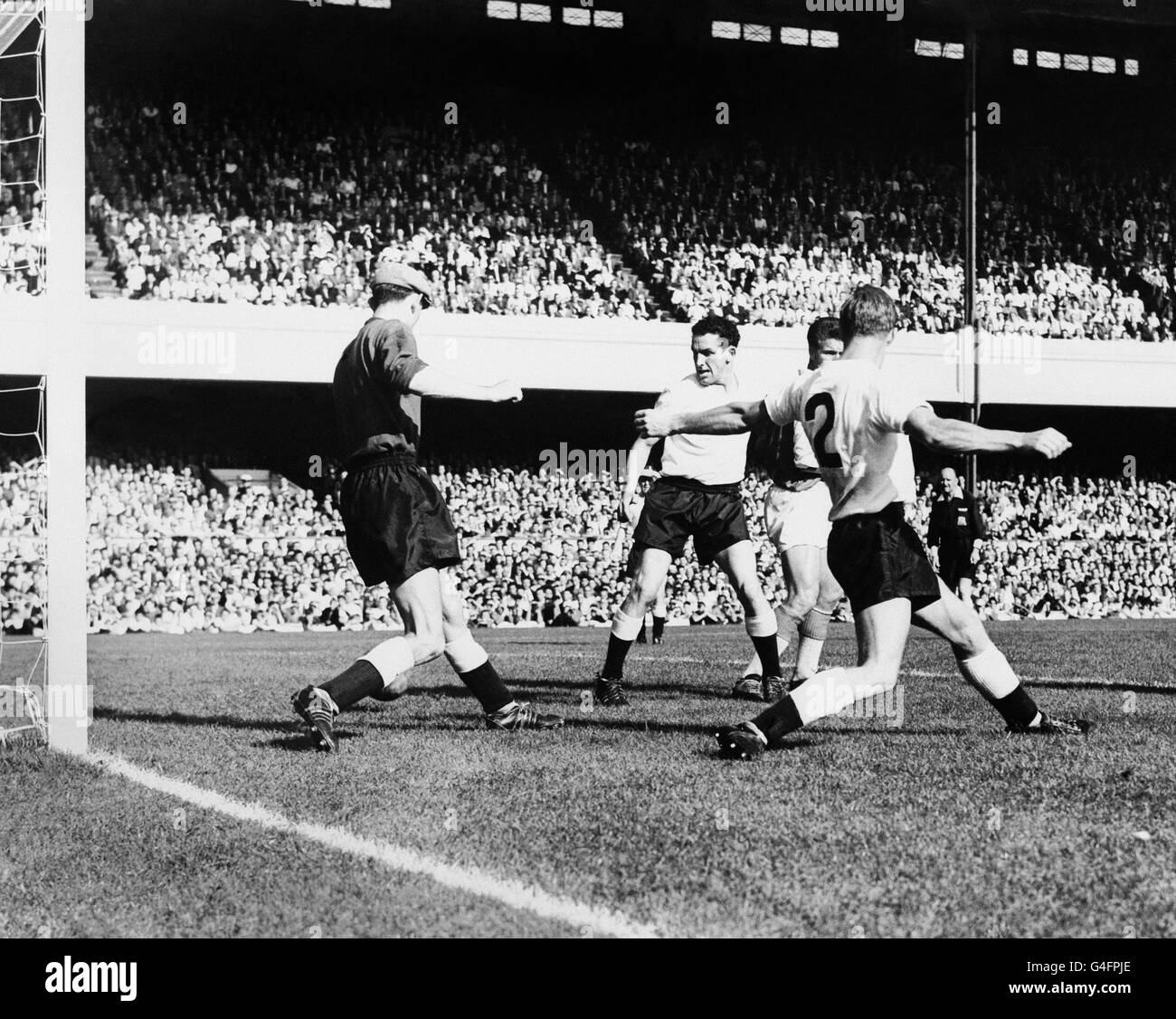 Il primo gol dell'Arsenal, segnato dal gregge di centro in avanti (non nella foto). Nella foto sono, da sinistra a destra, Bill Brown il portiere, Dave Mackay, metà sinistra e Peter Baker. Foto Stock
