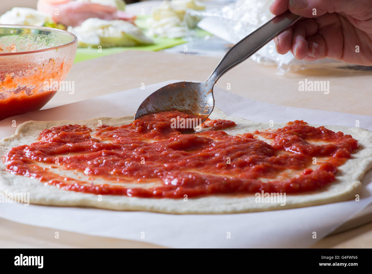 Preparazione della pizza Foto Stock