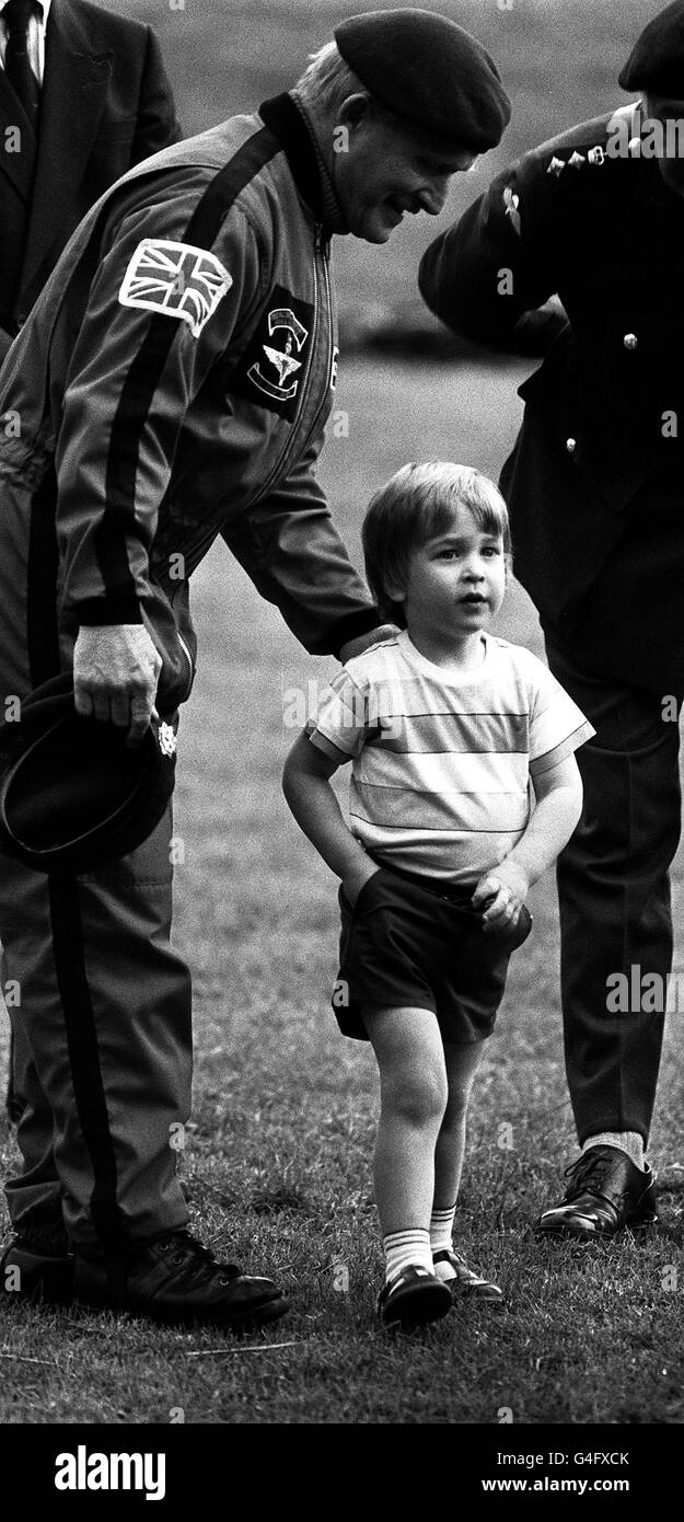 PA NEWS PHOTO 24/5/85 IL PRINCIPE GUGLIELMO CON I DIAVOLI ROSSI LIBERA IL COMANDANTE DELLA SQUADRA DI PARACADUTE MICKEY MUNN (A SINISTRA), CHE HA RISPOSTO ALLE DOMANDE PER IL PRINCIPE INQUISITIVO DURANTE UN DISPLY DA PARTE DEI GRATTACIELI ELITE A KENSINGTON PALACE. Foto Stock