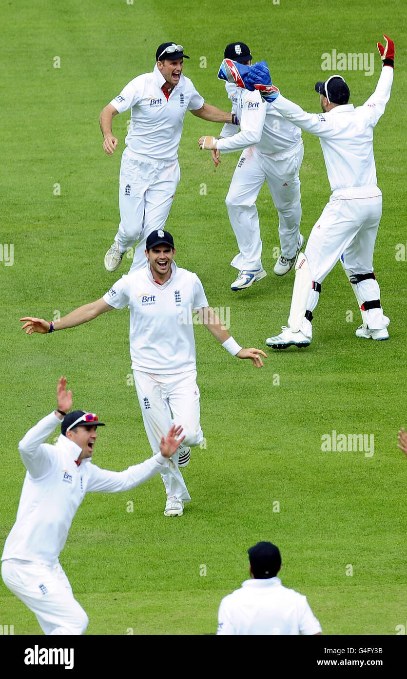 L'Inghilterra festeggia la vittoria sull'India durante la partita di test Npower a Edgbaston, Birmingham. Foto Stock