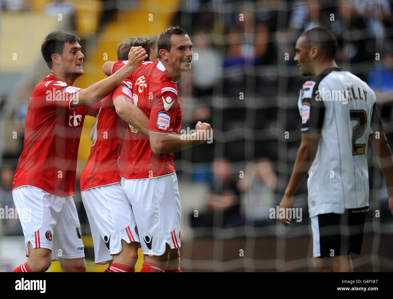 Paul Hayes di Charlton Athletic (centro) festeggia con i suoi compagni di squadra dopo aver segnato il secondo gol del loro fianco durante la partita della Npower Football League 1 a Meadow Lane, Nottingham. Foto Stock