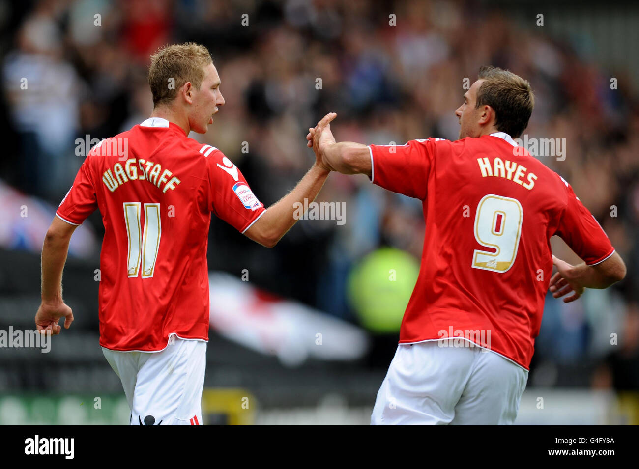 Scott Wagstaff di Charlton Athletic (a sinistra) festeggia con il compagno di squadra Paul Hayes dopo aver segnato il gol di apertura durante la partita della Npower Football League 1 a Meadow Lane, Nottingham. Foto Stock