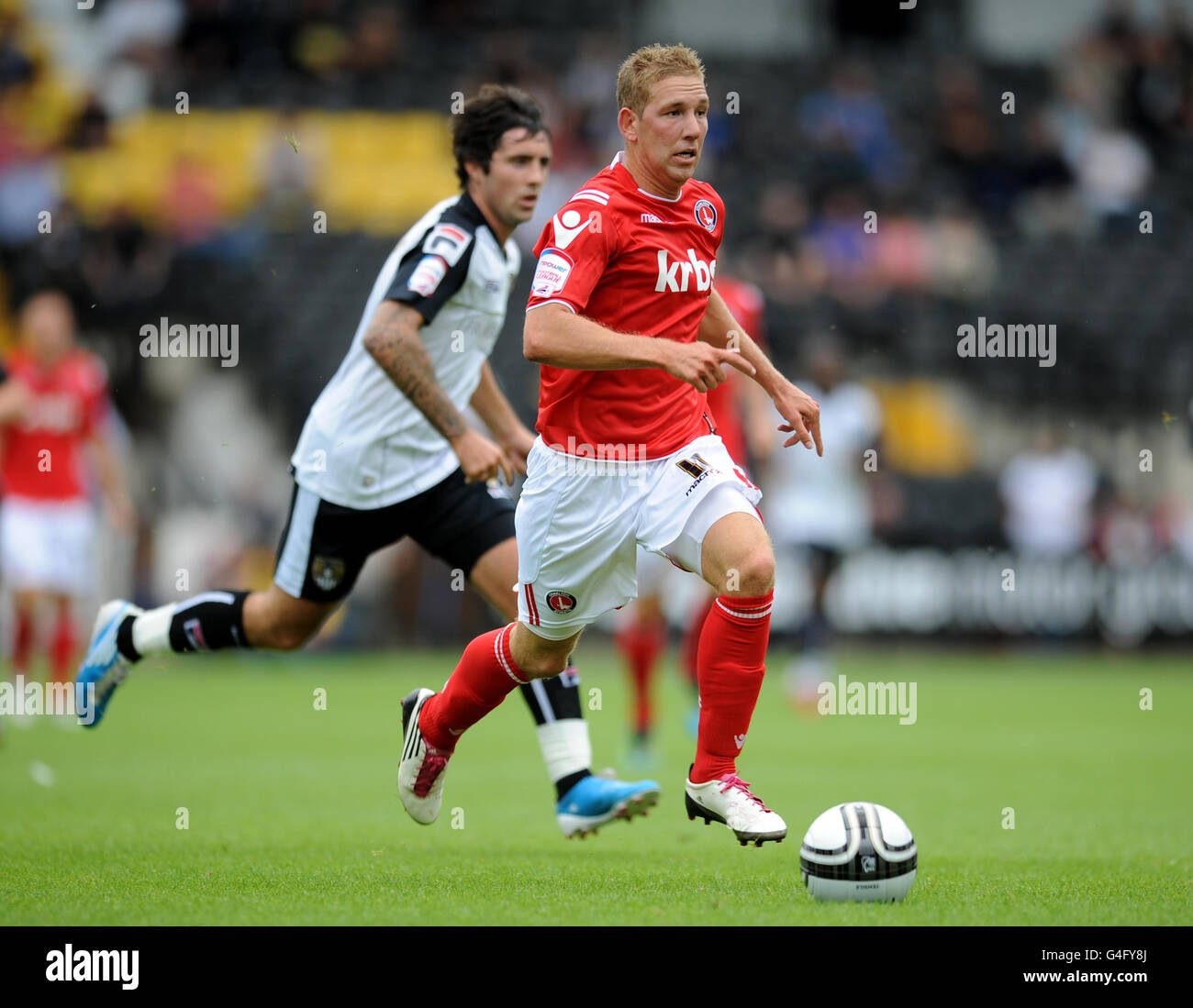 Scott Wagstaff di Charlton Athletic si è fatto strada per segnare l'obiettivo di apertura del gioco durante la partita della Npower Football League One a Meadow Lane, Nottingham. Foto Stock